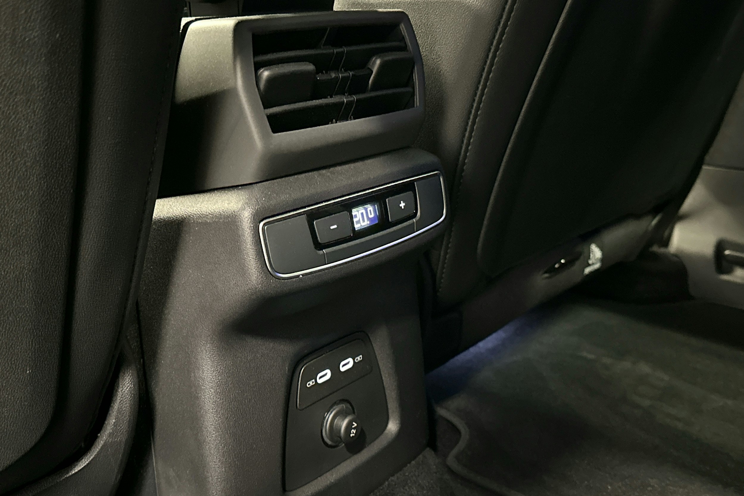 sininen Audi Q4 e-tron 2024 kuva 24.
