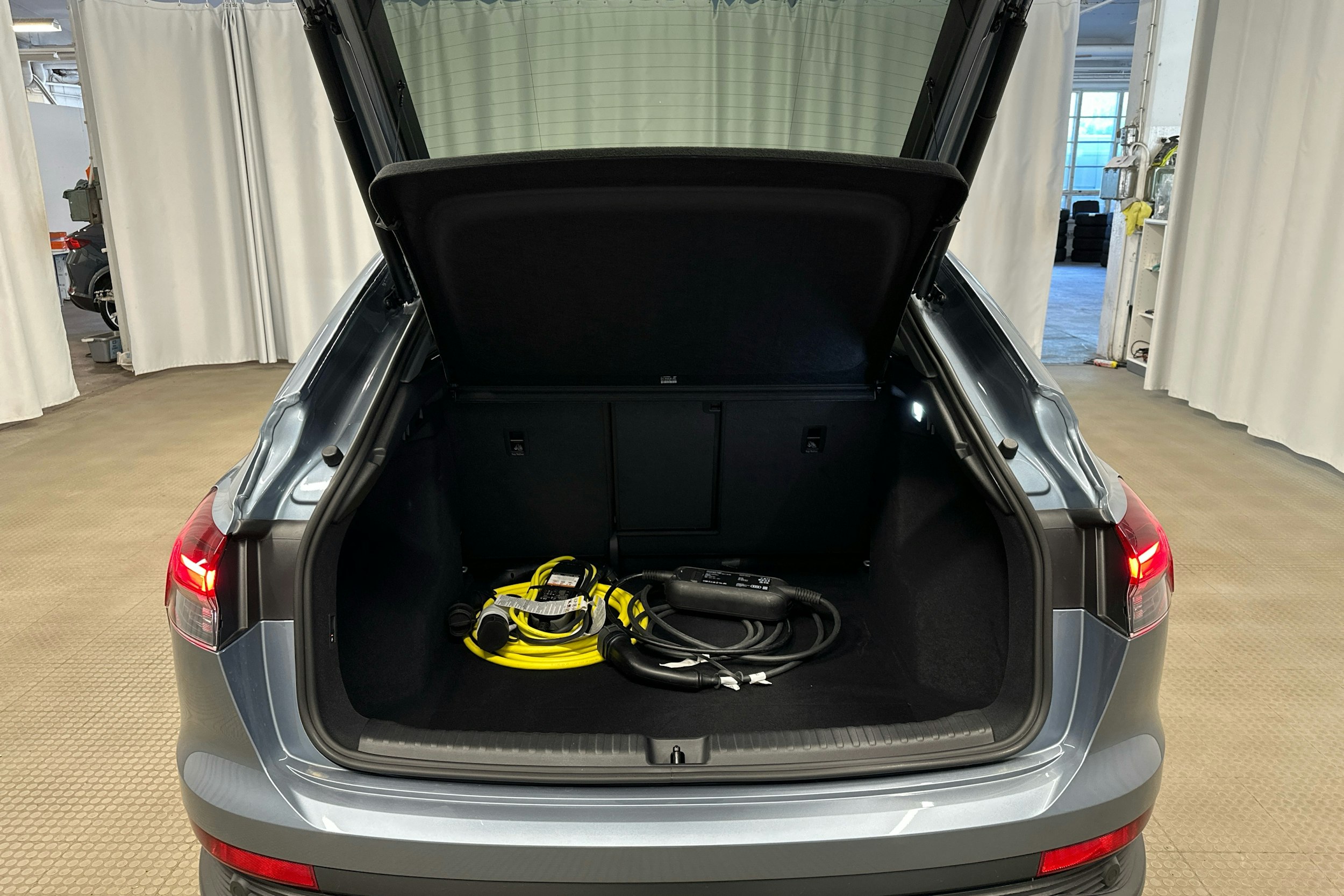 sininen Audi Q4 e-tron 2024 kuva 25.