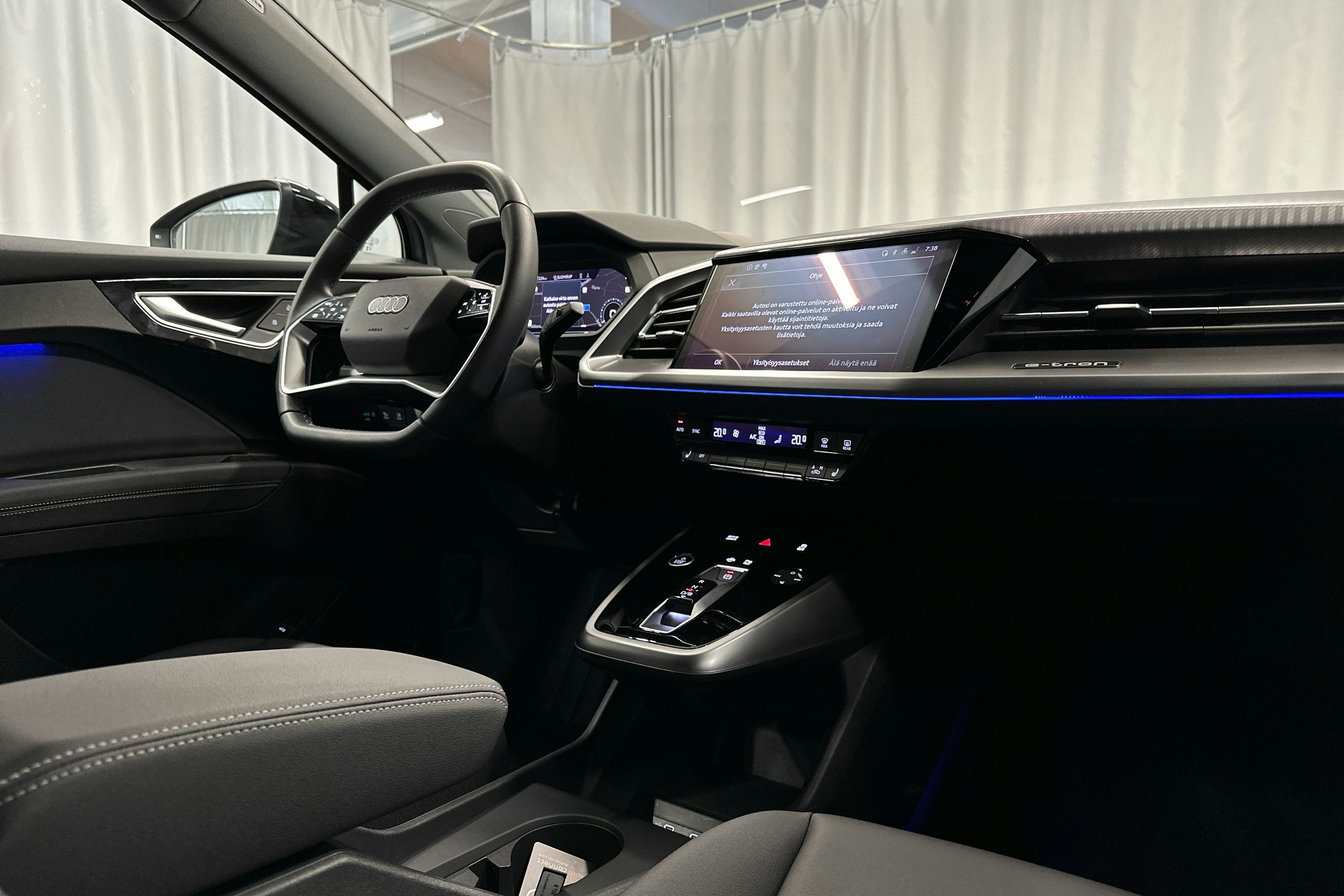 sininen Audi Q4 e-tron 2024 kuva 28.