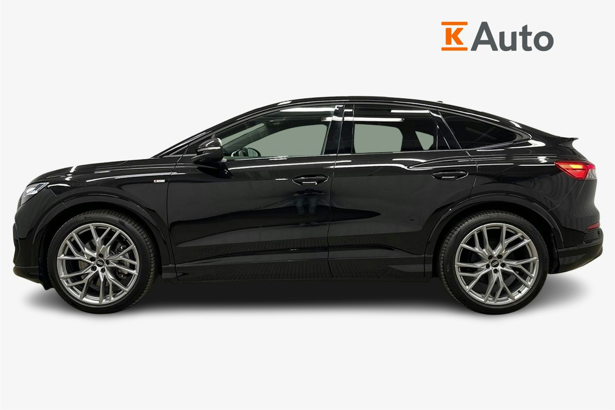 musta Audi Q4 e-tron 2024 kuva 5.