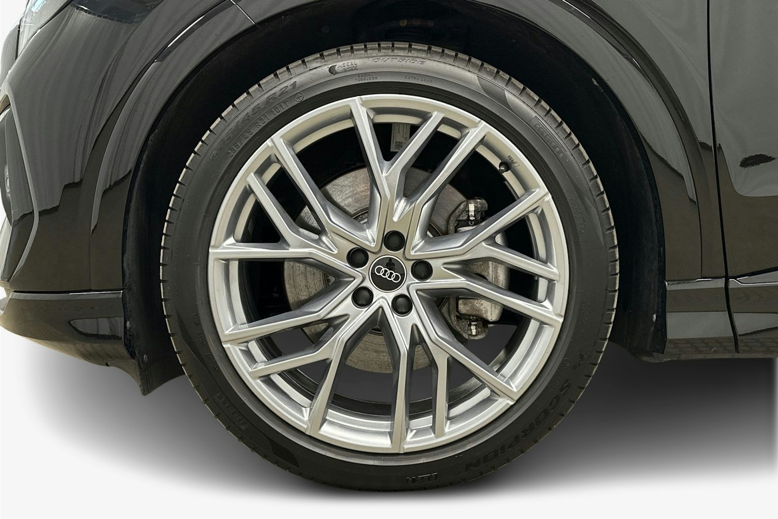 musta Audi Q4 e-tron 2024 kuva 9.