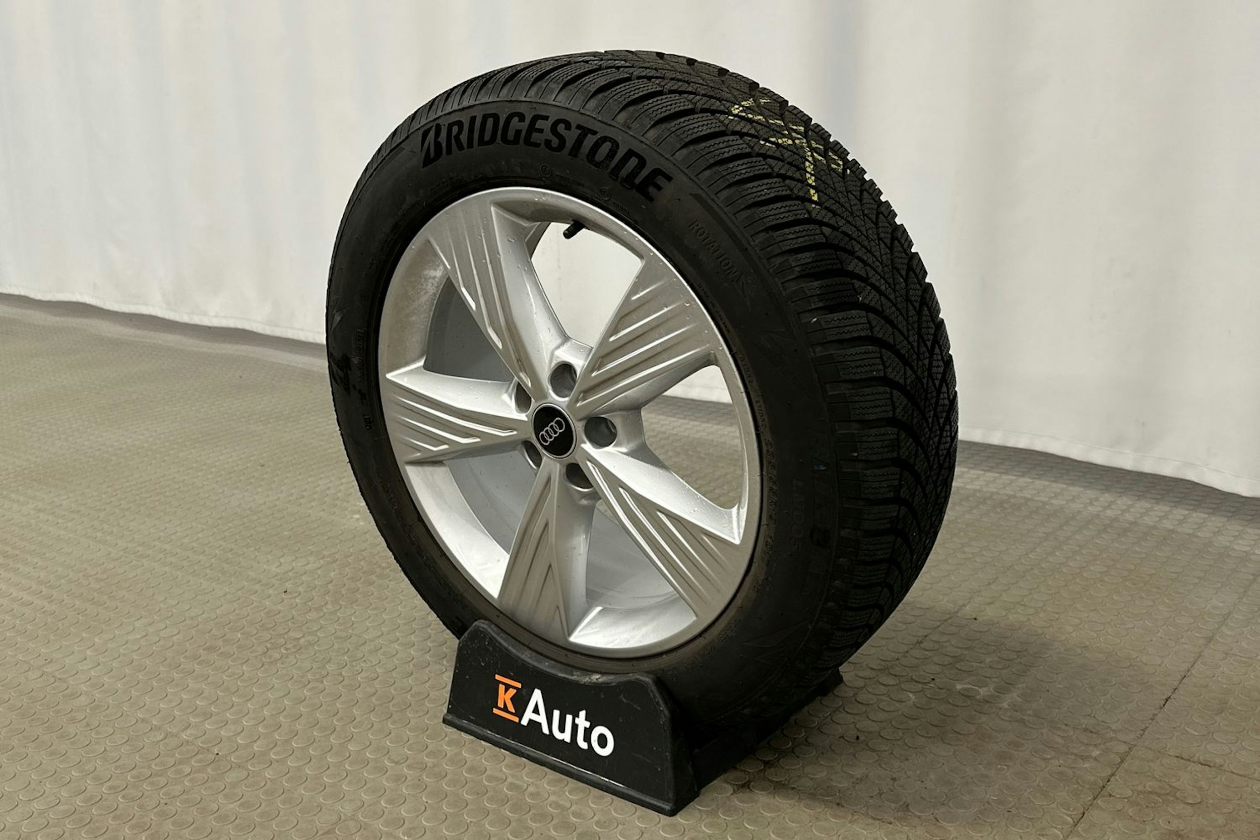 musta Audi Q4 e-tron 2024 kuva 10.