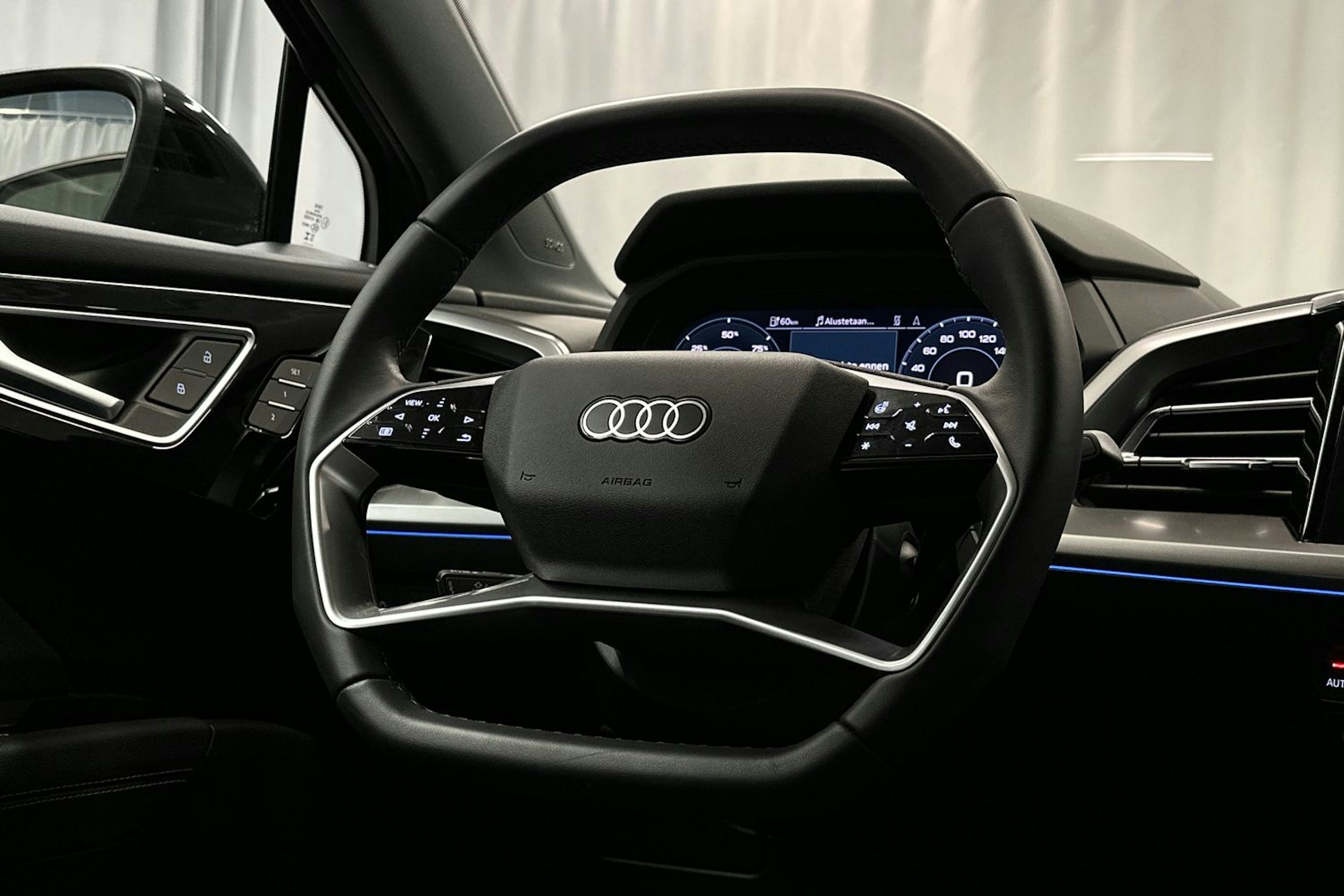 musta Audi Q4 e-tron 2024 kuva 14.