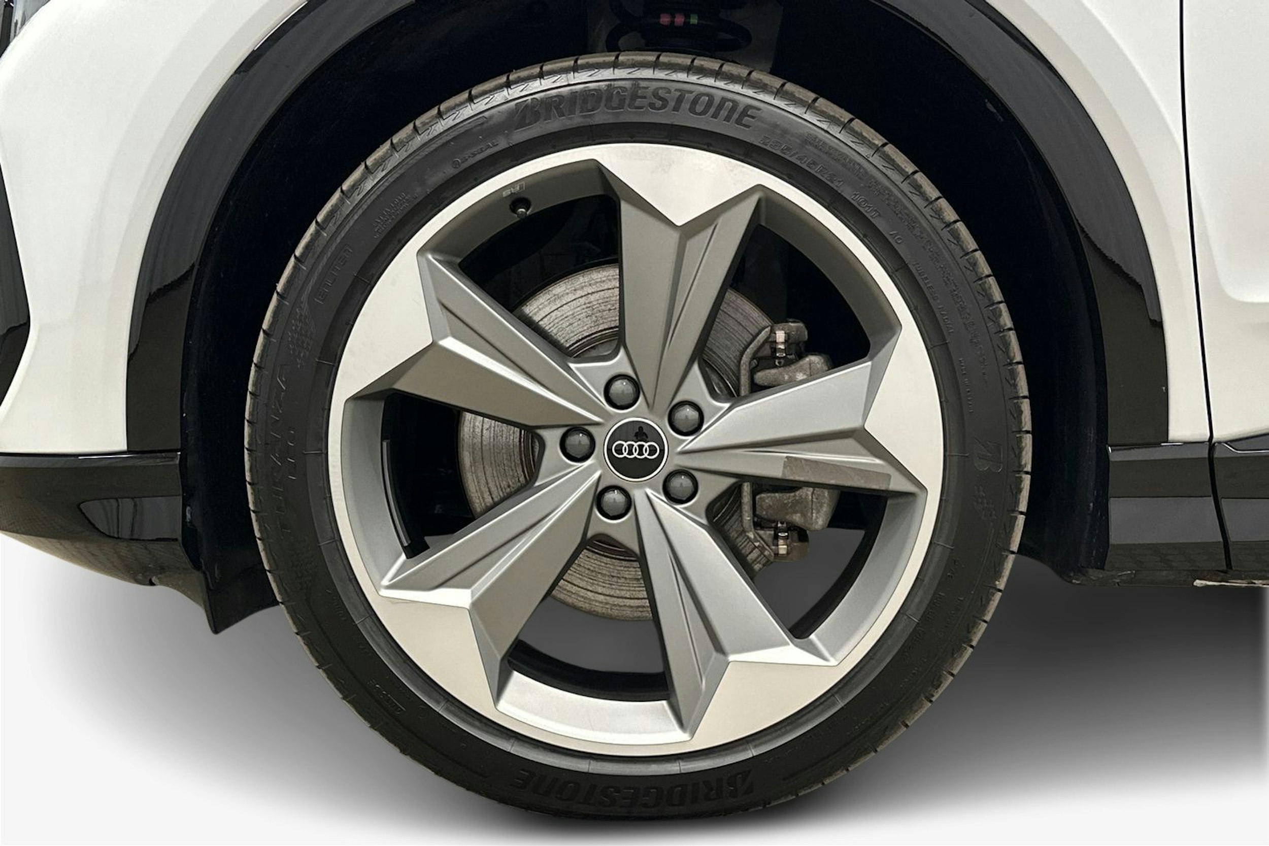 valkoinen Audi Q4 e-tron 2024 kuva 11.