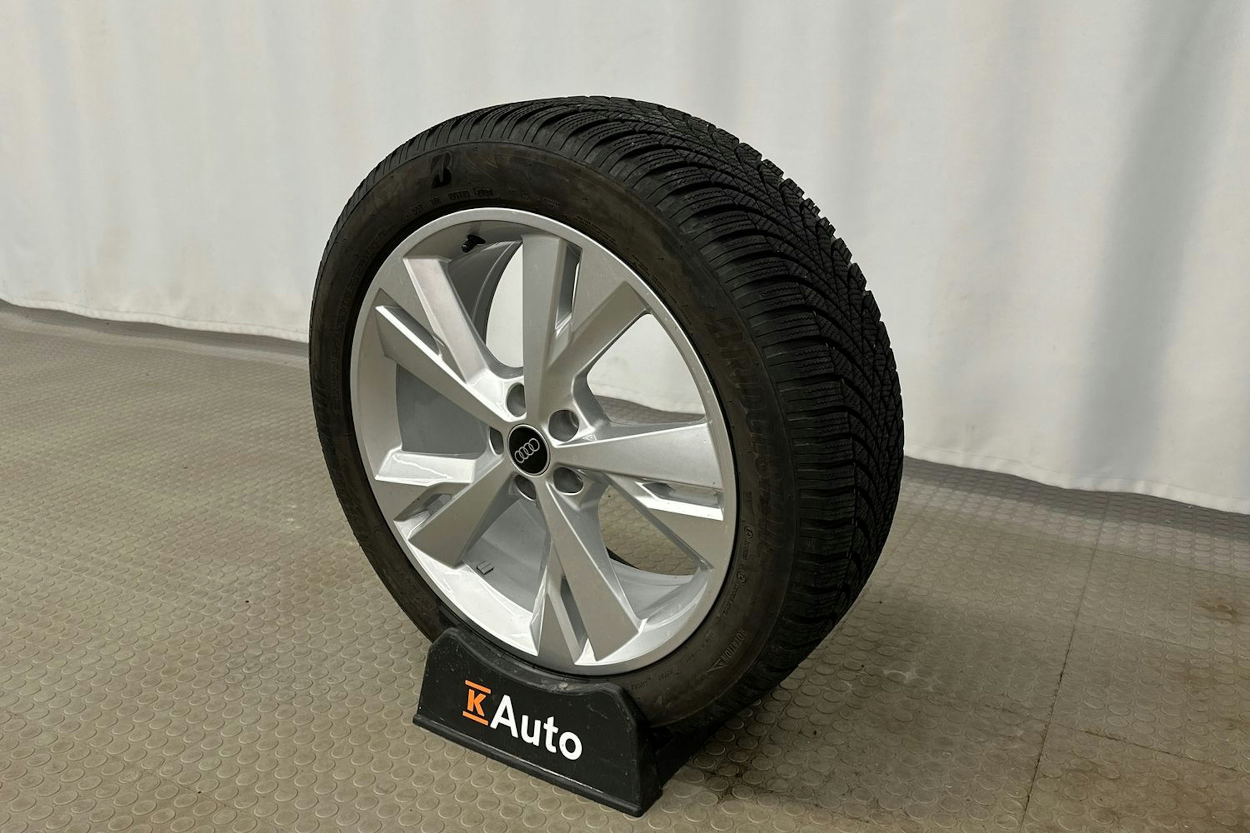 valkoinen Audi Q4 e-tron 2024 kuva 13.