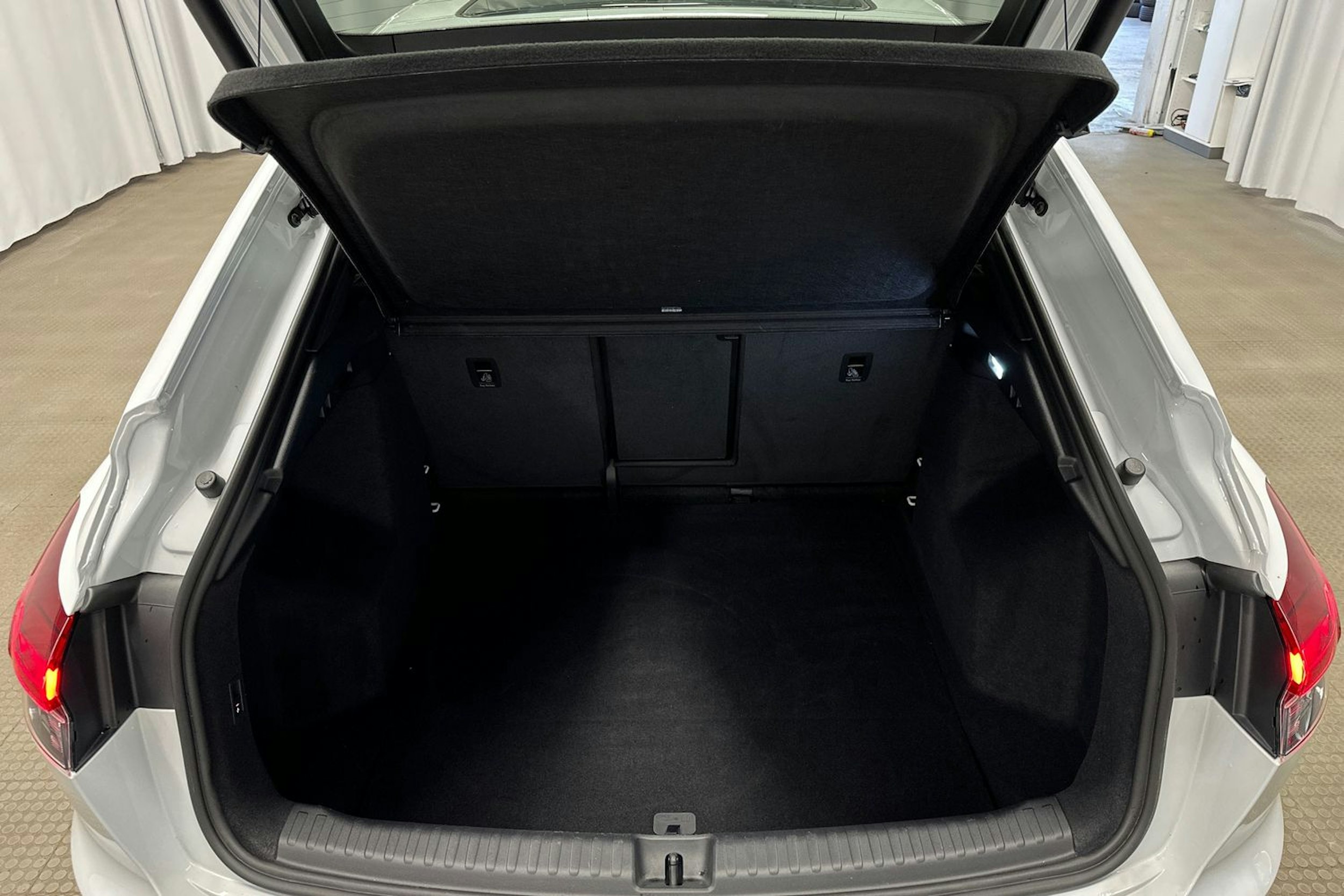 valkoinen Audi Q4 e-tron 2024 kuva 14.