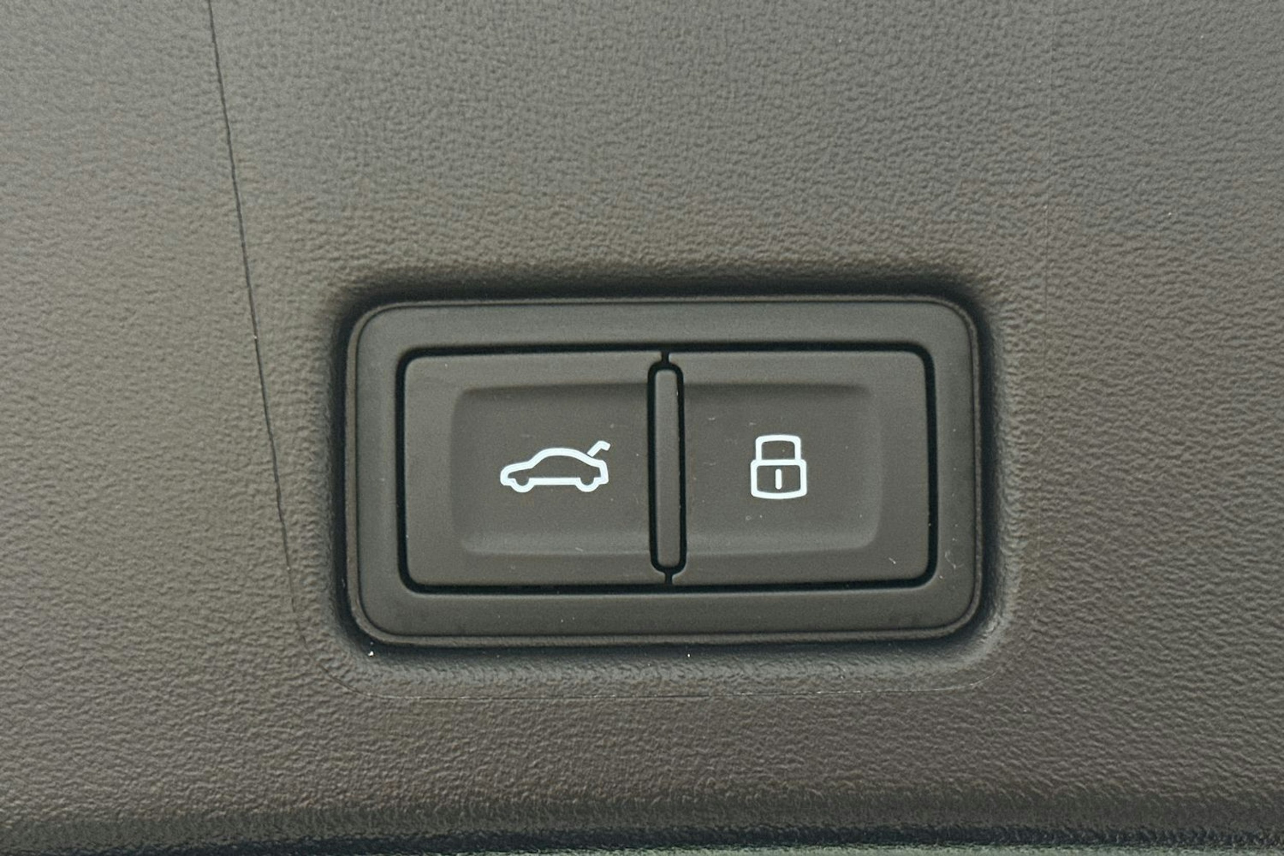 valkoinen Audi Q4 e-tron 2024 kuva 15.