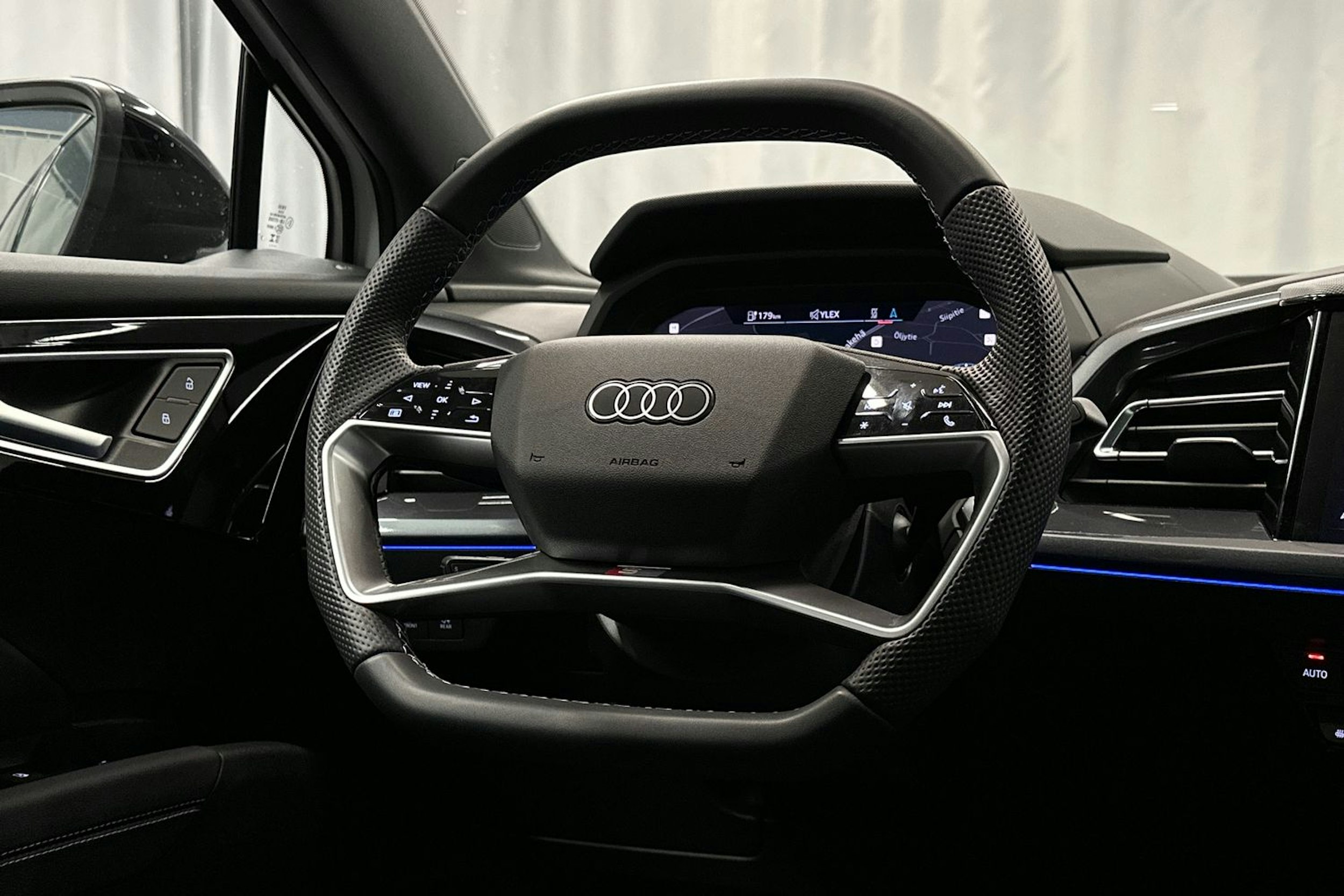 valkoinen Audi Q4 e-tron 2024 kuva 18.
