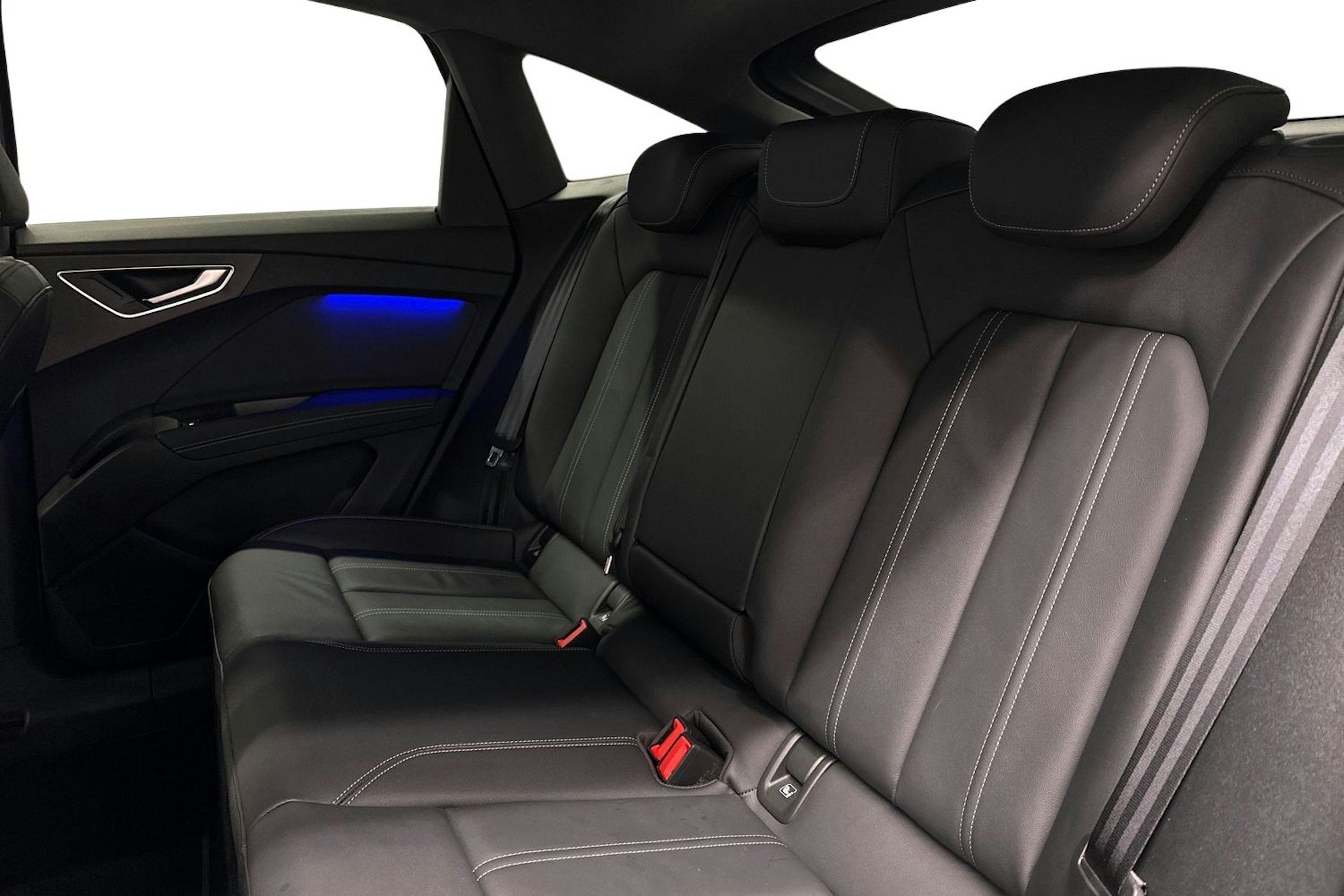 sininen Audi Q4 e-tron 2024 kuva 10.