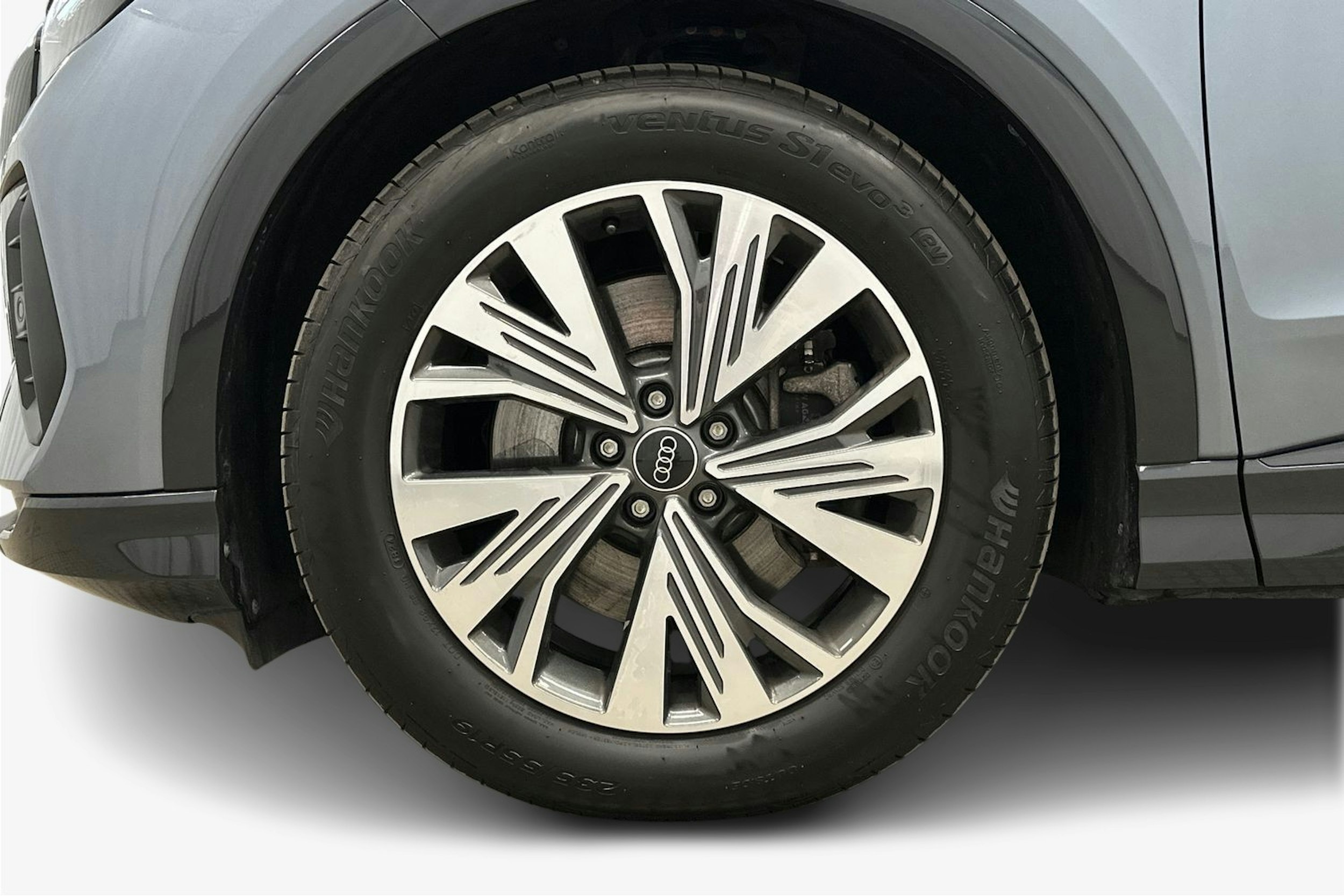 sininen Audi Q4 e-tron 2024 kuva 11.