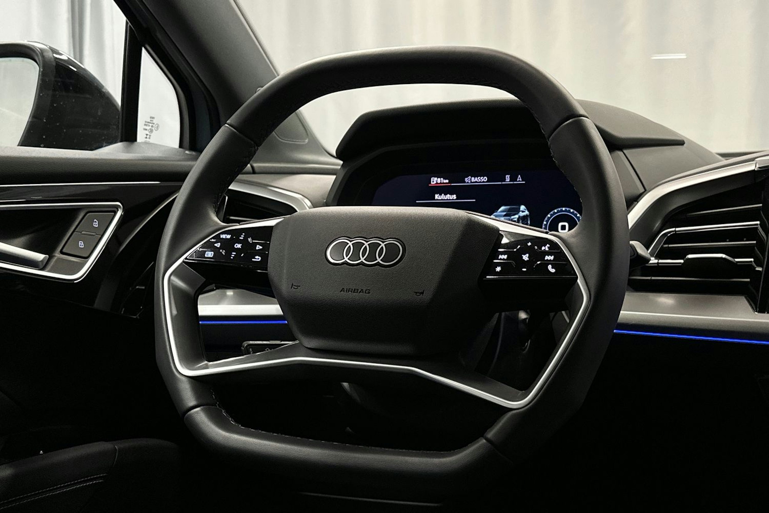 sininen Audi Q4 e-tron 2024 kuva 18.