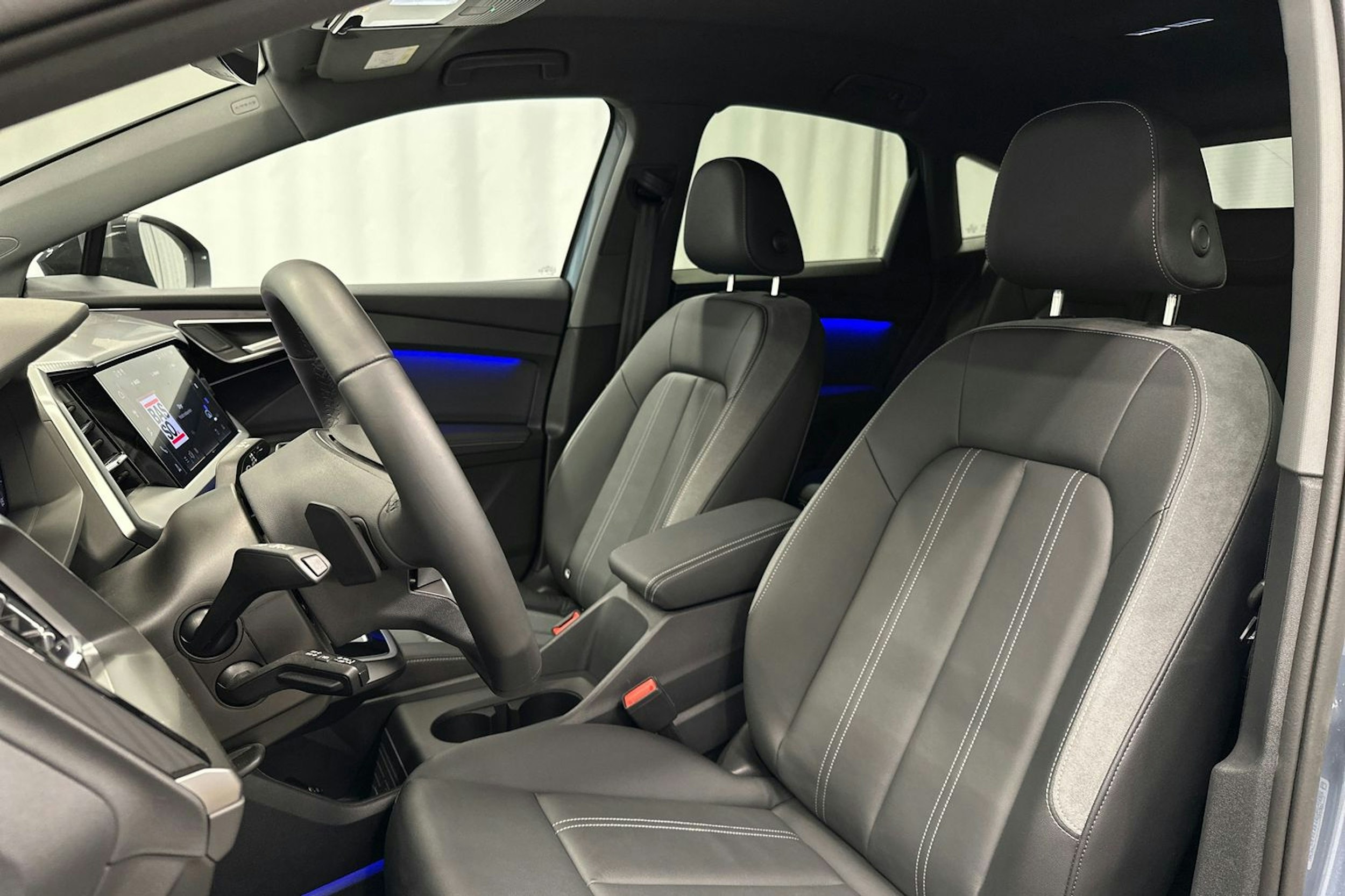 sininen Audi Q4 e-tron 2024 kuva 19.
