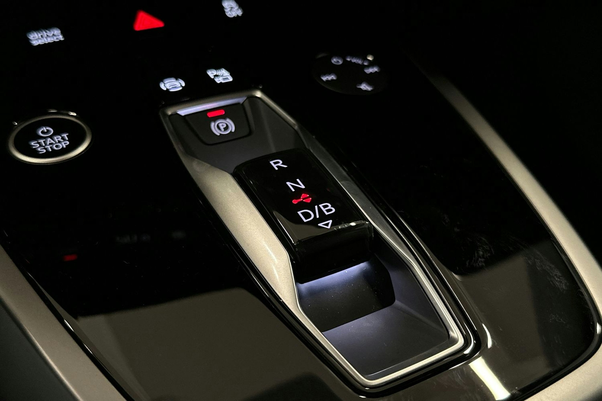 sininen Audi Q4 e-tron 2024 kuva 34.