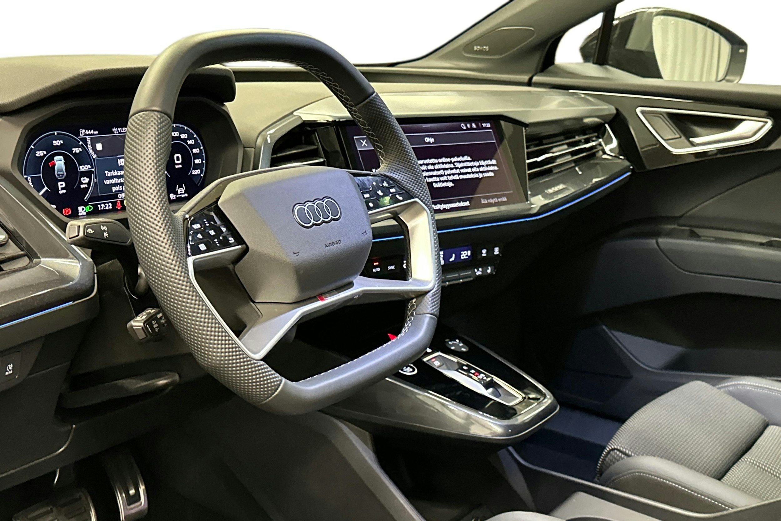 musta Audi Q4 e-tron 2024 kuva 9.