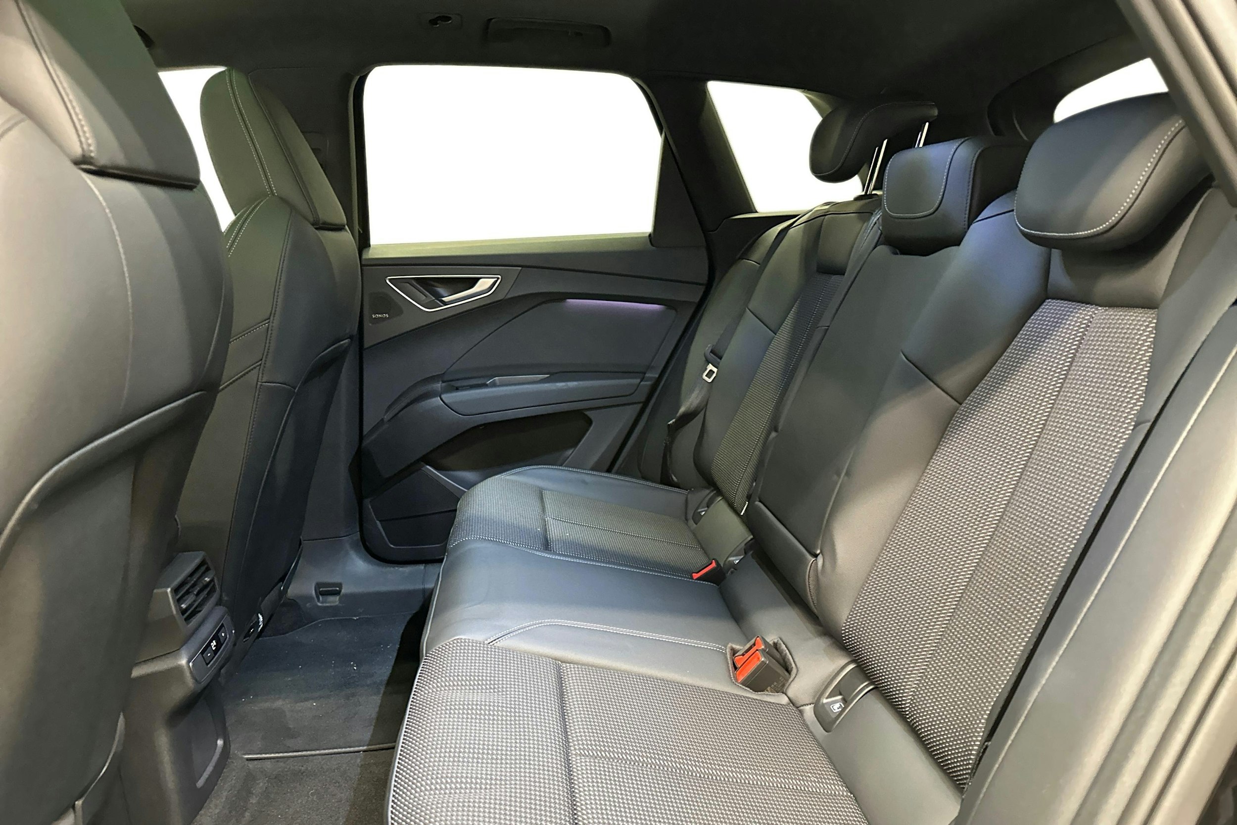 musta Audi Q4 e-tron 2024 kuva 10.