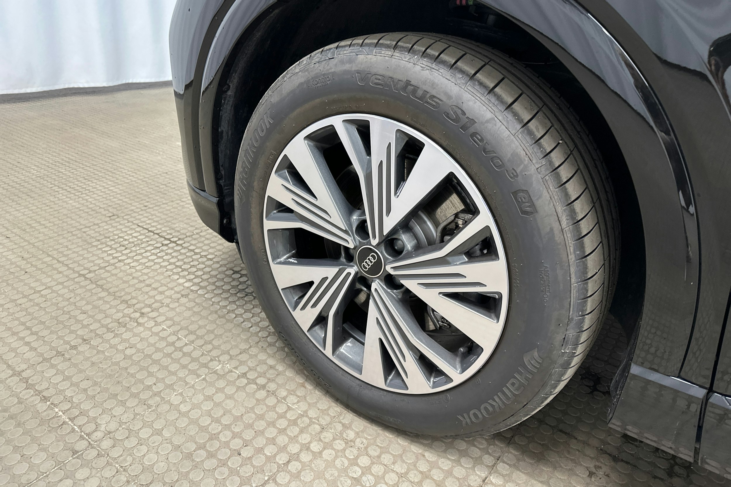 musta Audi Q4 e-tron 2024 kuva 11.