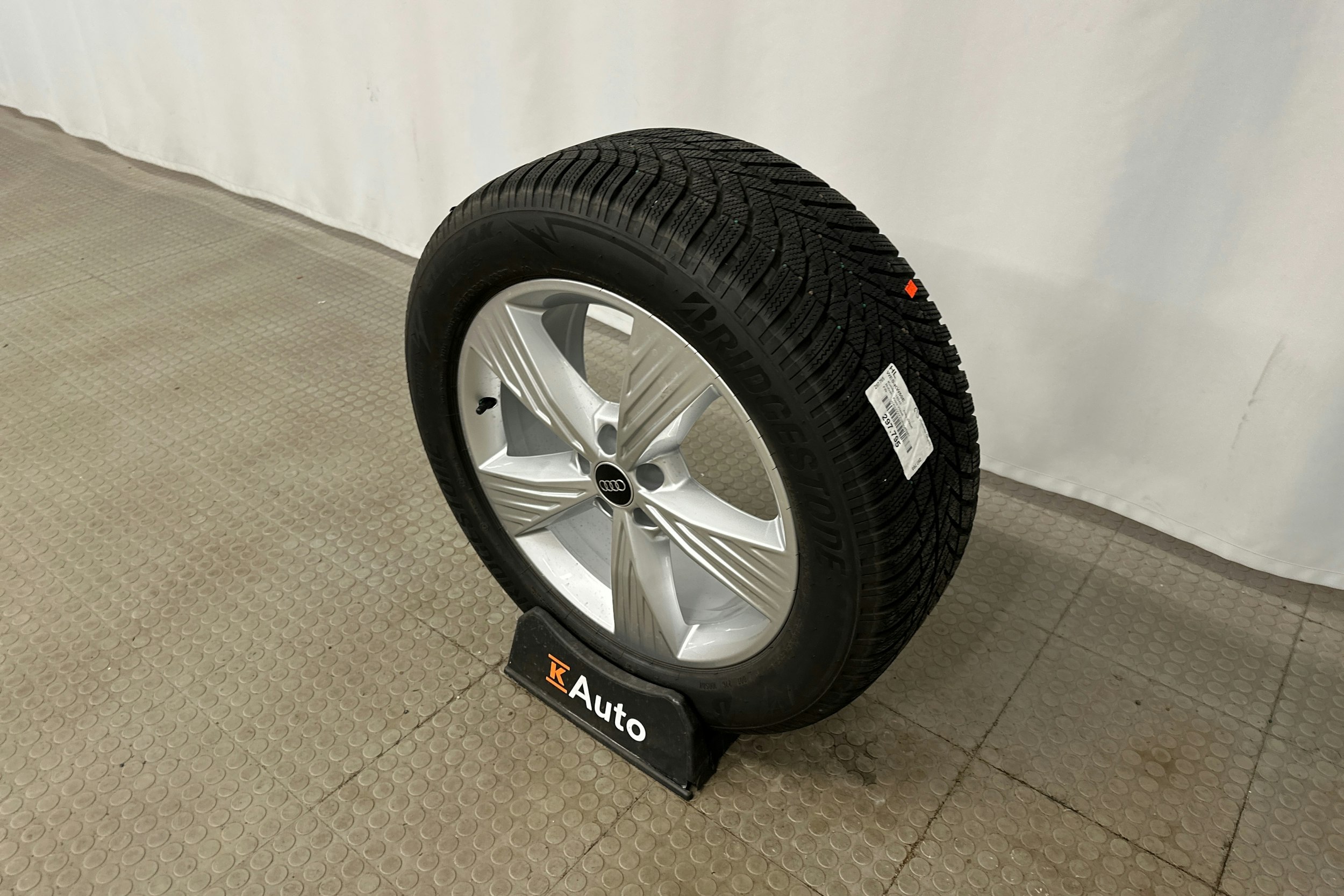 musta Audi Q4 e-tron 2024 kuva 12.