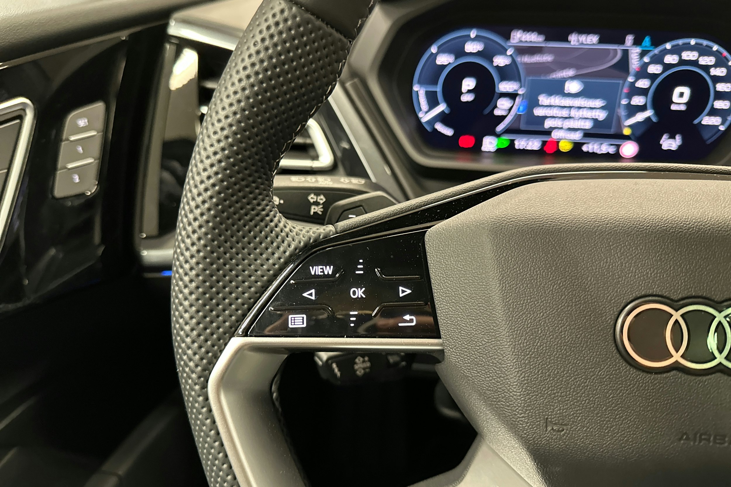 musta Audi Q4 e-tron 2024 kuva 13.