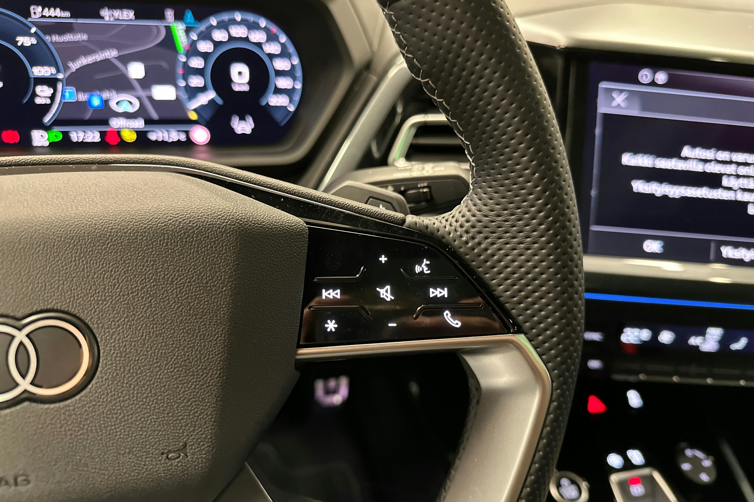musta Audi Q4 e-tron 2024 kuva 14.
