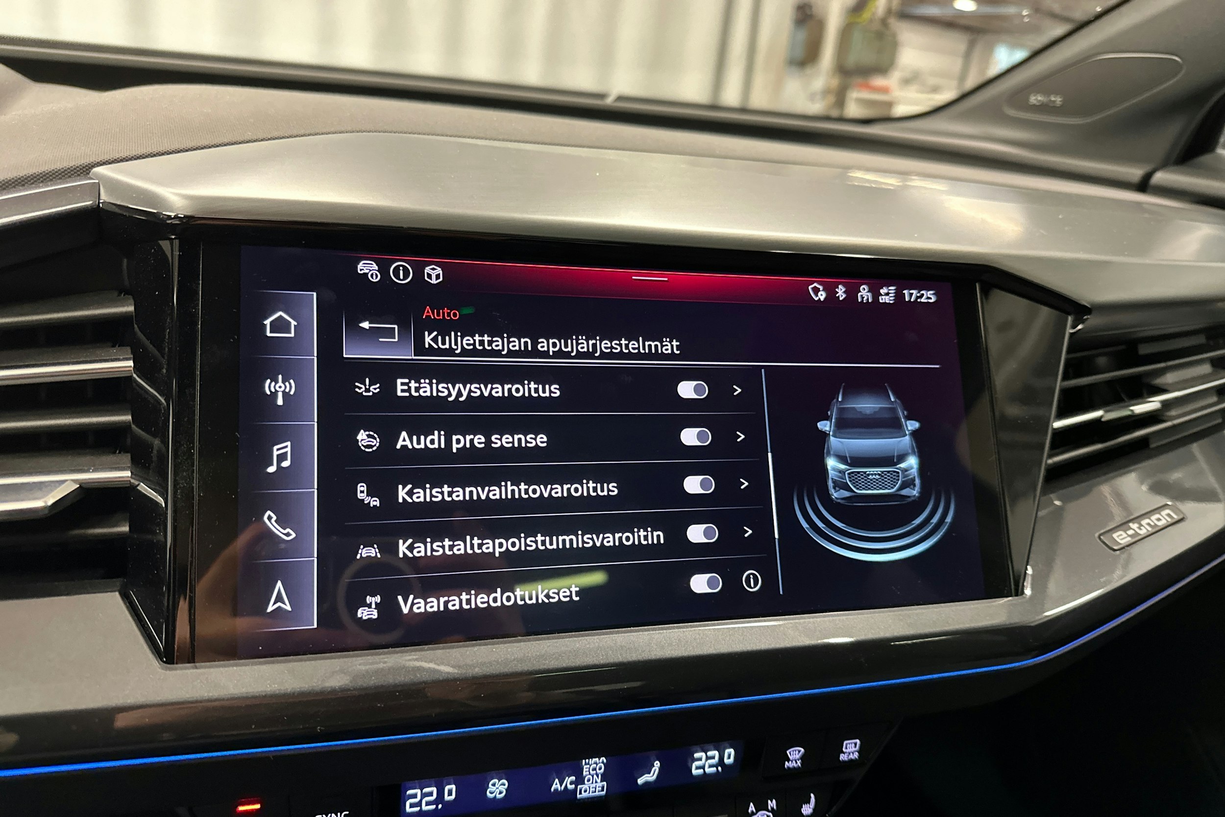 musta Audi Q4 e-tron 2024 kuva 24.