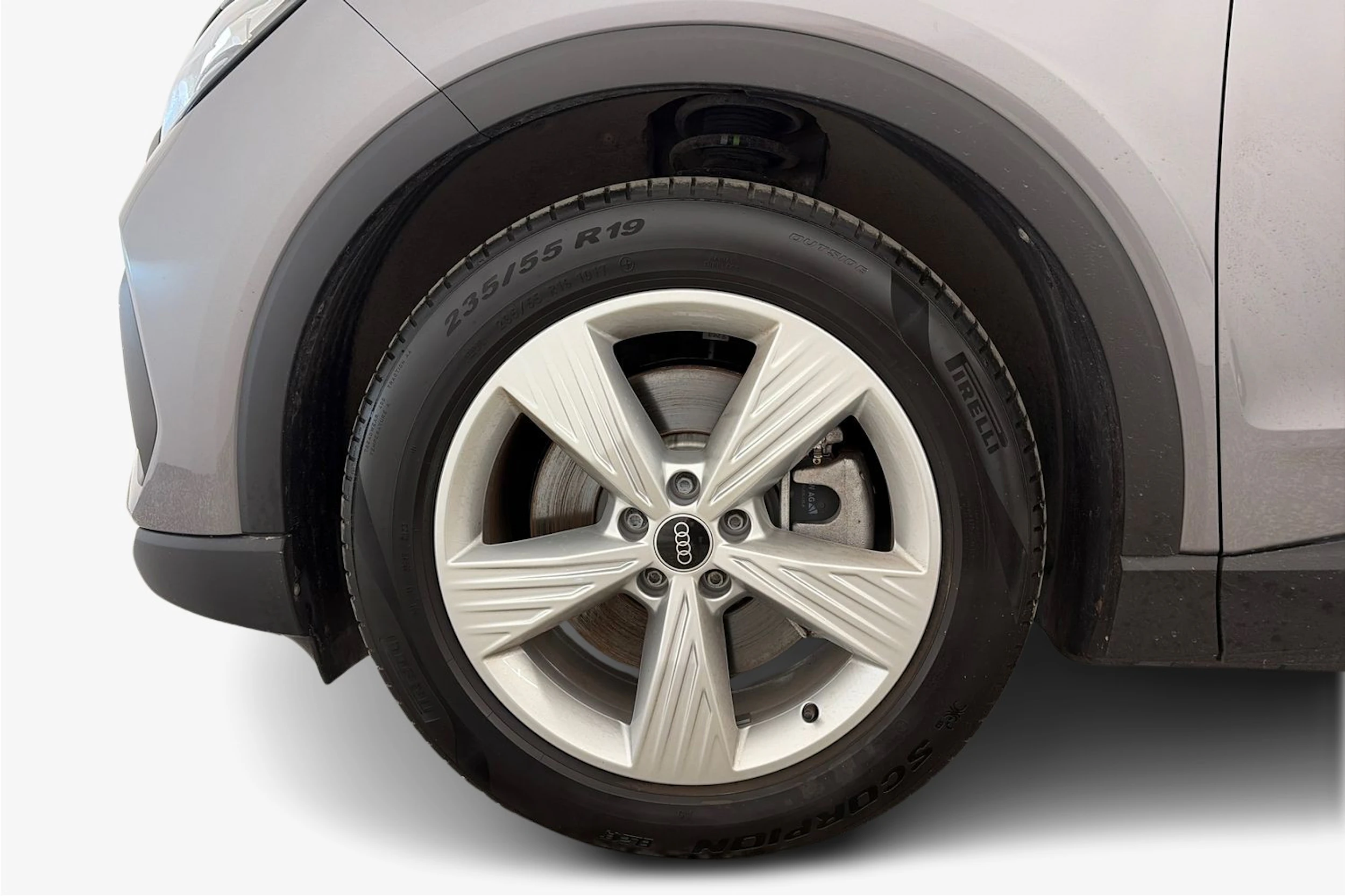 Harmaa Audi Q4 e-tron 2024 kuva 12.