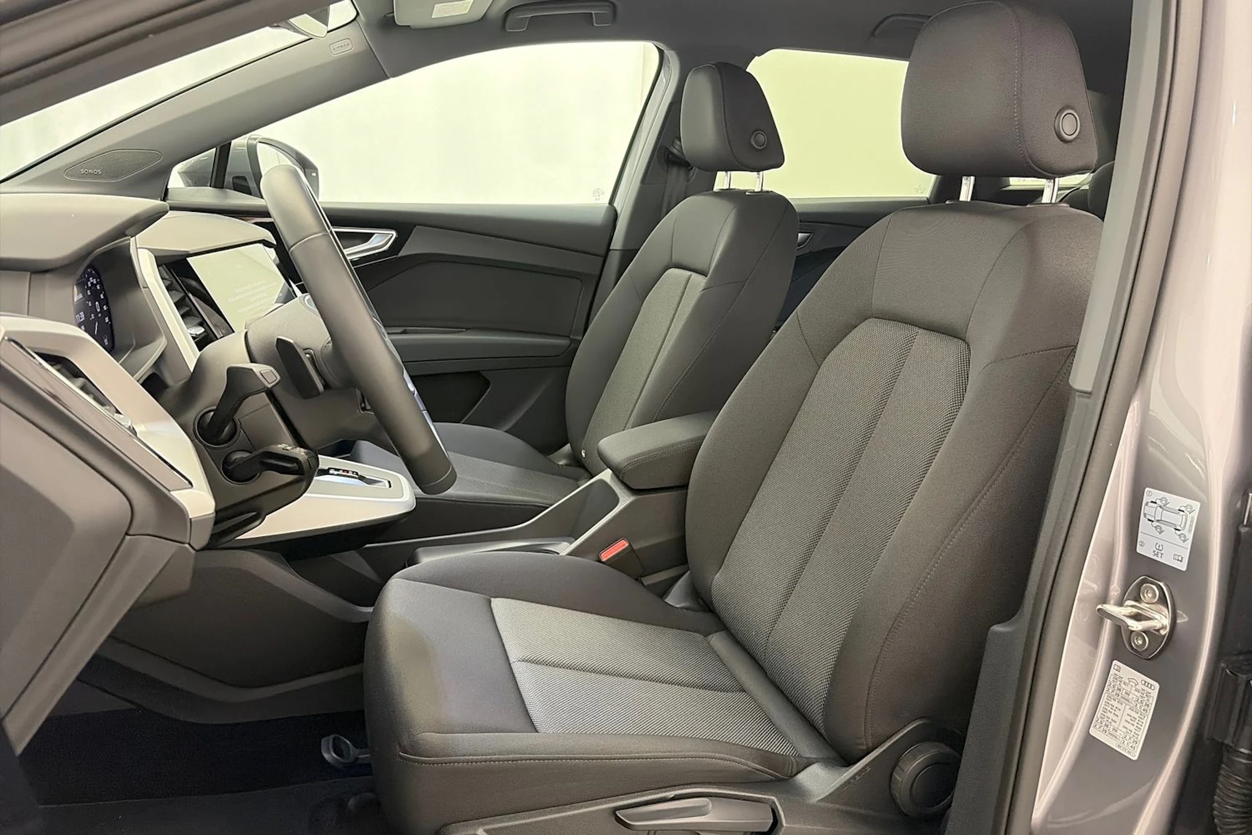 Harmaa Audi Q4 e-tron 2024 kuva 17.