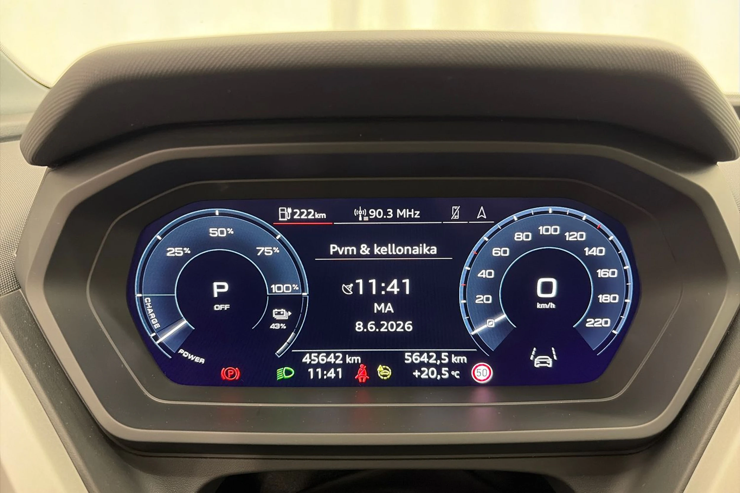 Harmaa Audi Q4 e-tron 2024 kuva 19.