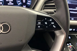 Harmaa Audi Q4 e-tron 2024 kuva 21.