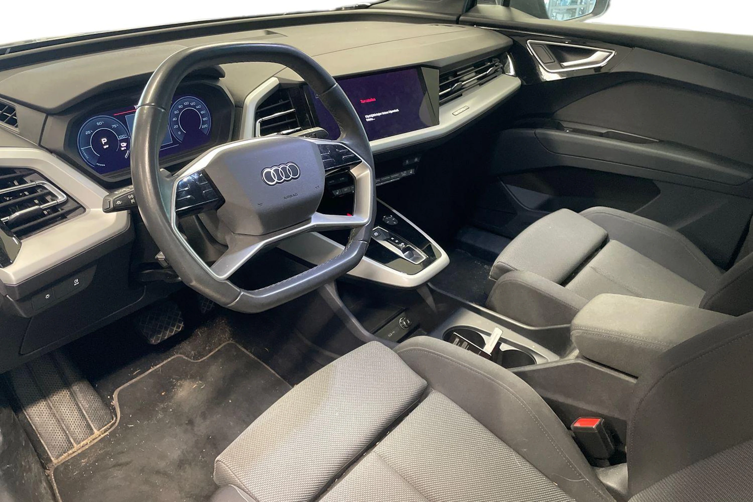 Harmaa Audi Q4 e-tron 2024 kuva 3.