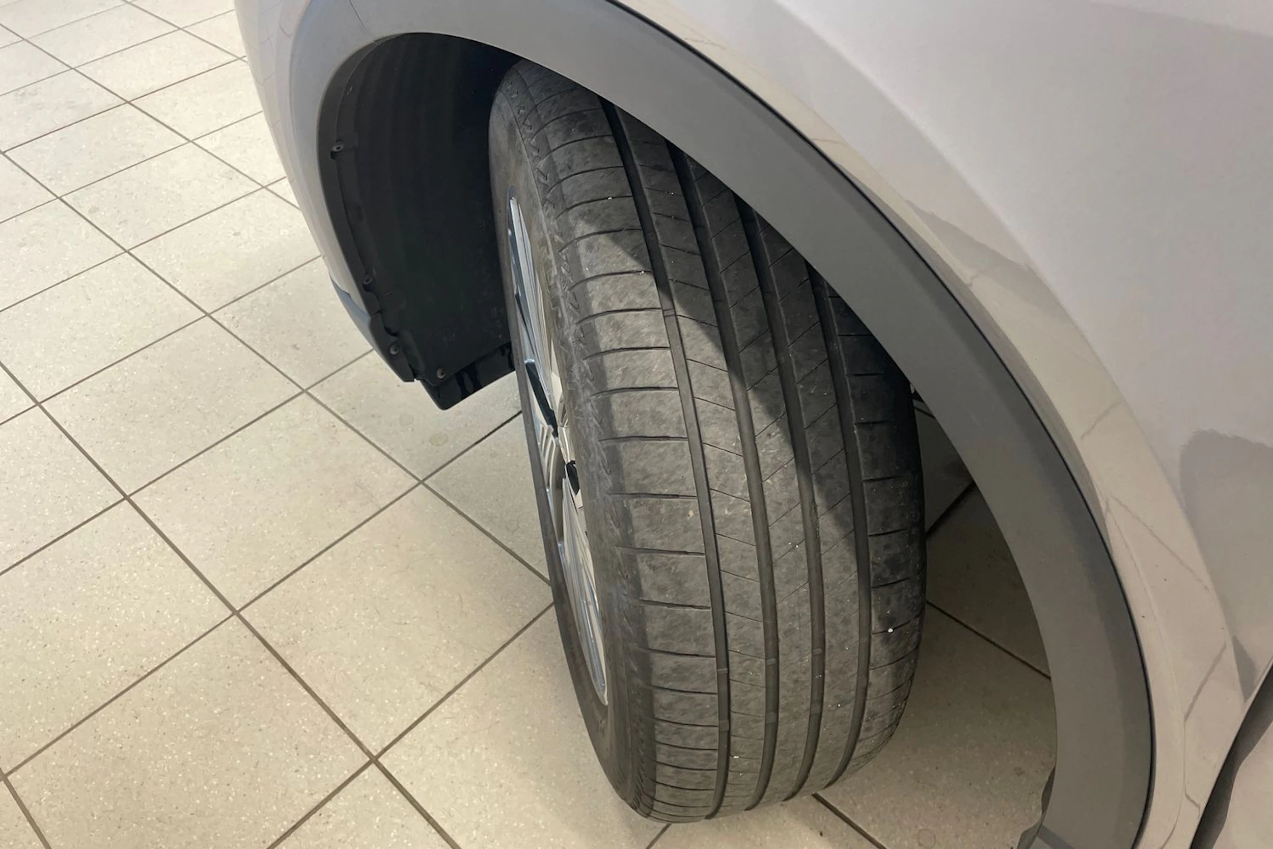 Harmaa Audi Q4 e-tron 2024 kuva 10.