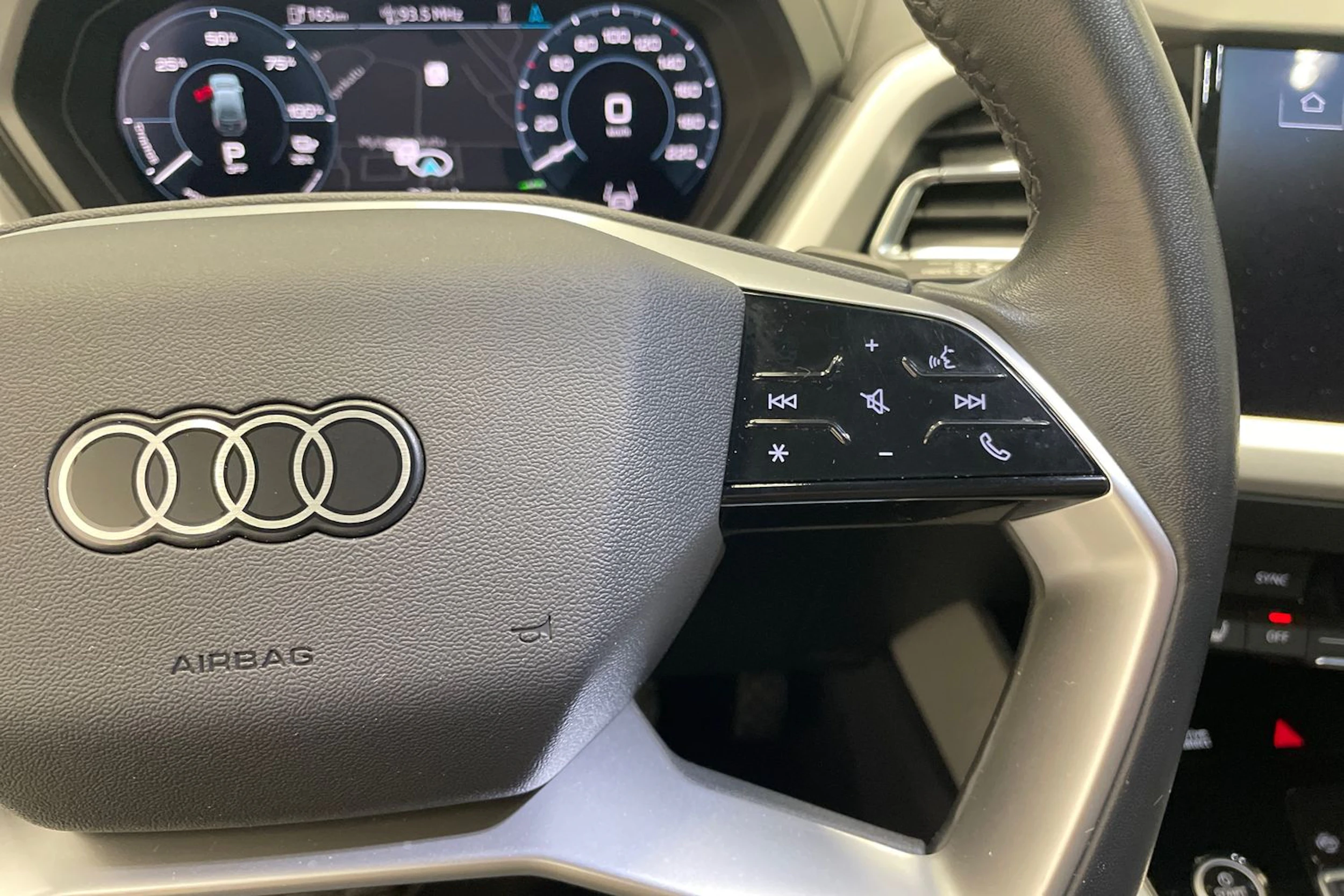 Harmaa Audi Q4 e-tron 2024 kuva 12.