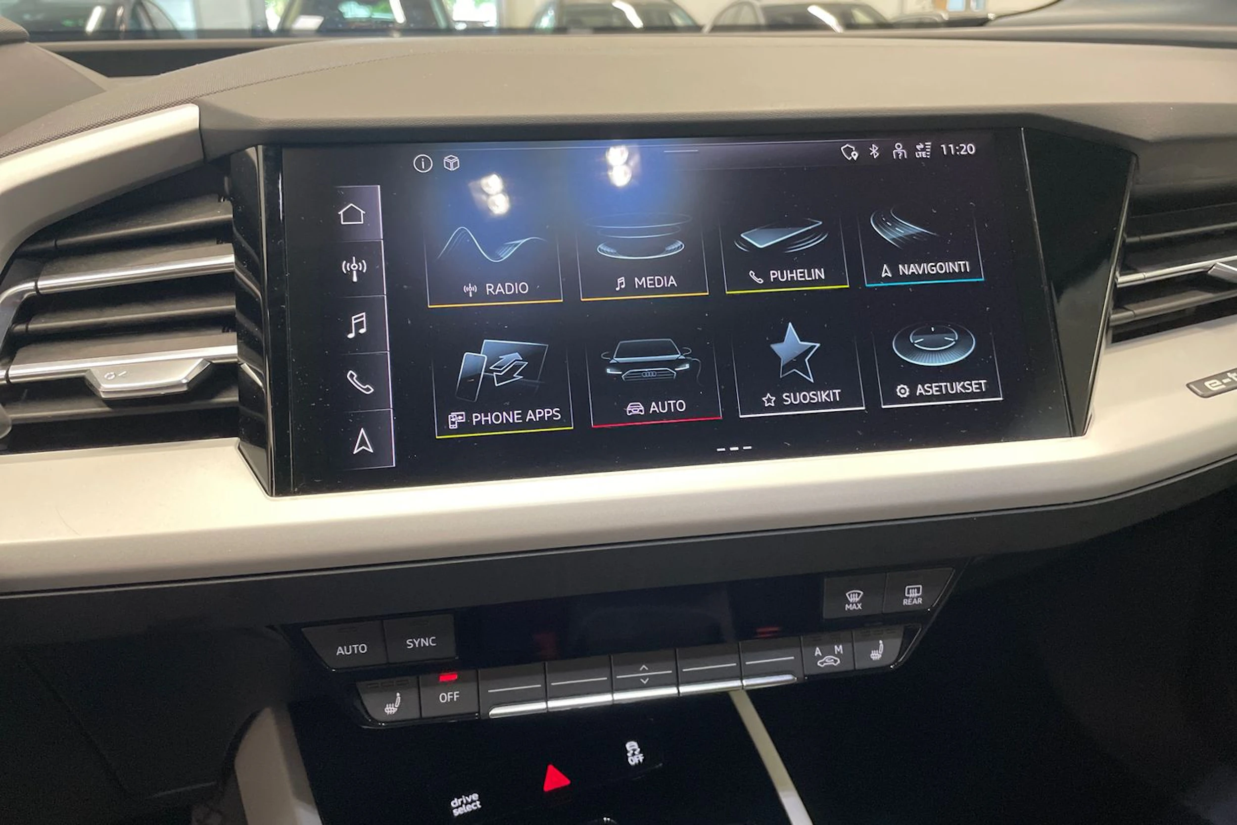 Harmaa Audi Q4 e-tron 2024 kuva 15.