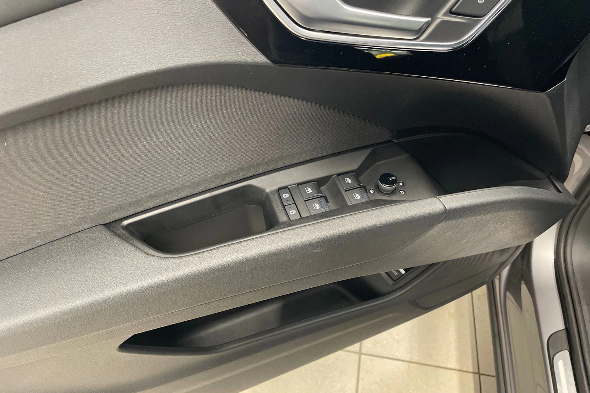 Harmaa Audi Q4 e-tron 2024 kuva 16.