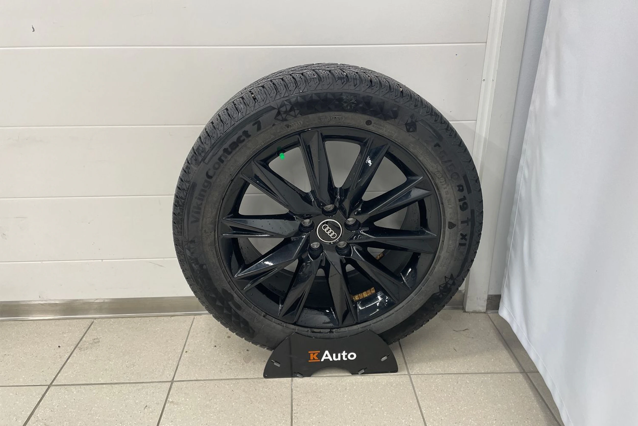 Harmaa Audi Q4 e-tron 2024 kuva 19.