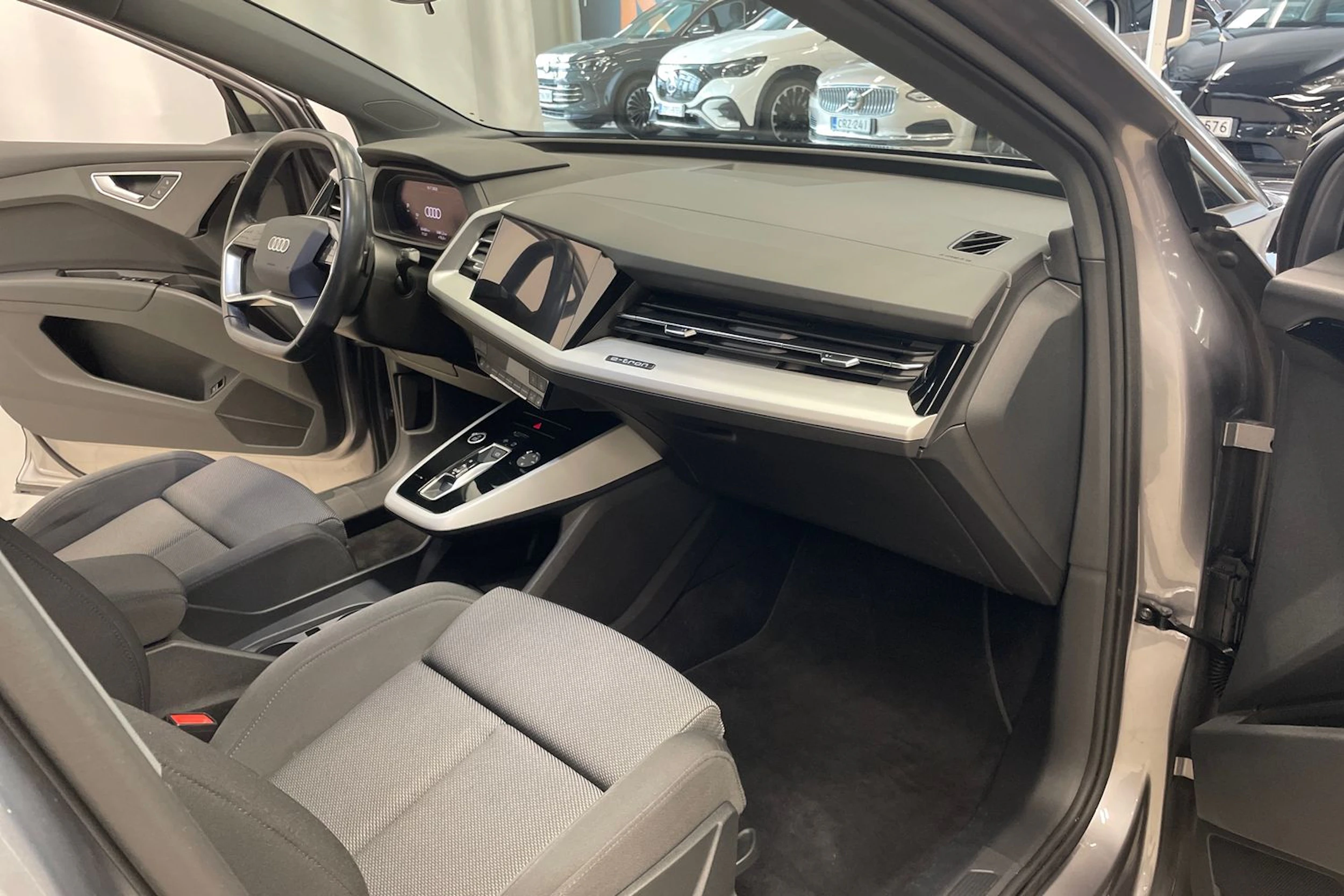 Harmaa Audi Q4 e-tron 2024 kuva 21.