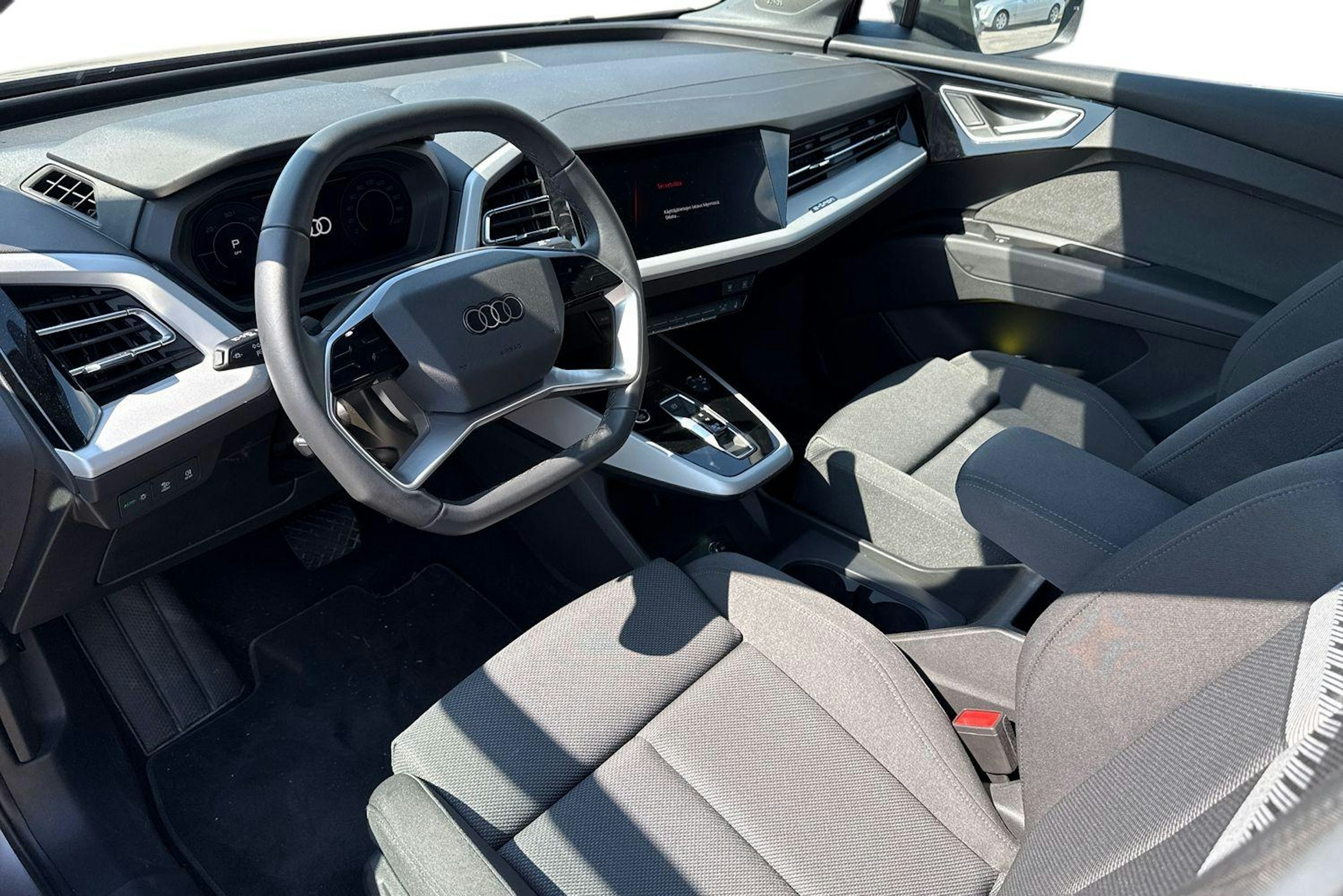 Harmaa Audi Q4 e-tron 2024 kuva 3.