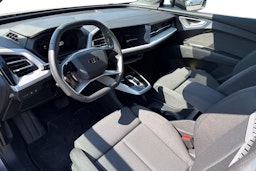 Harmaa Audi Q4 e-tron 2024 kuva 3.