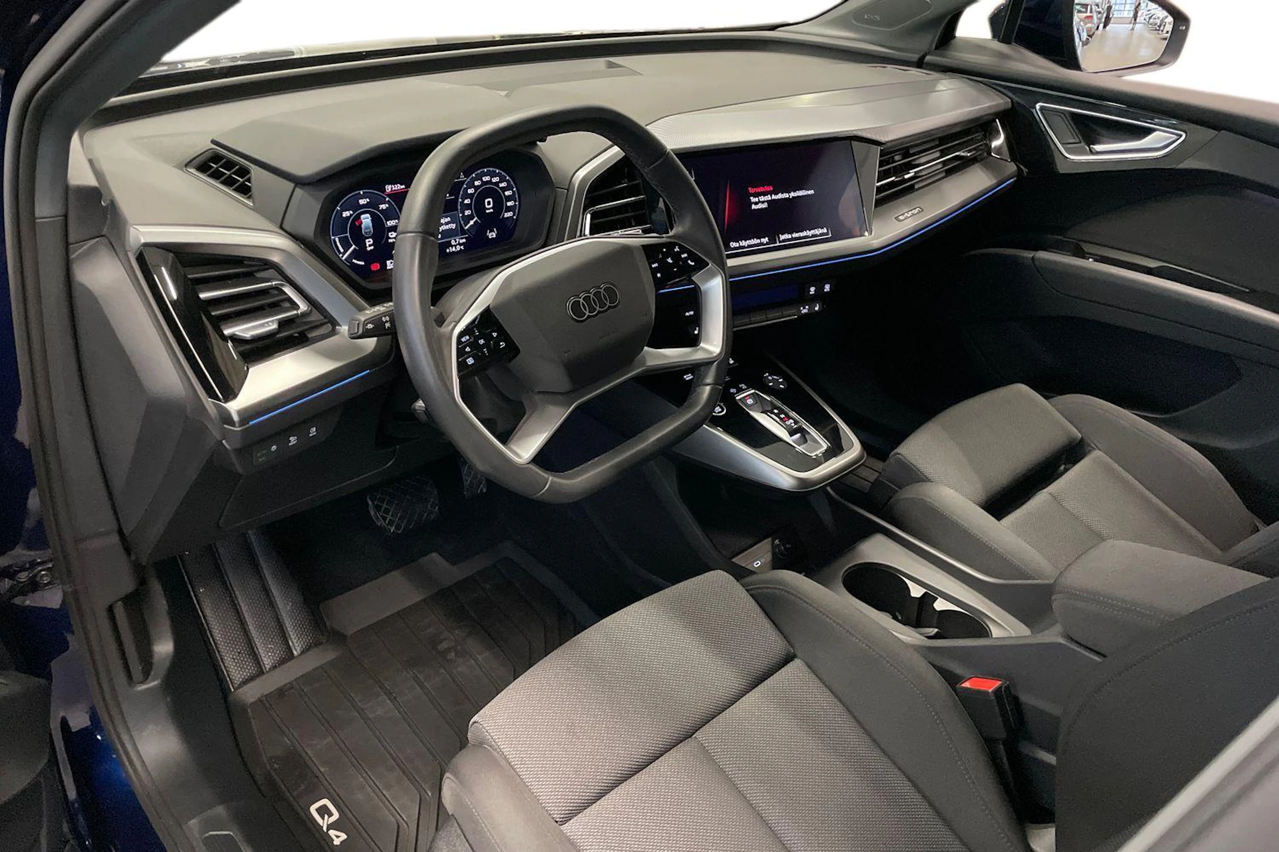 Sininen Audi Q4 e-tron 2024 kuva 6.