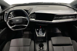 Sininen Audi Q4 e-tron 2024 kuva 7.