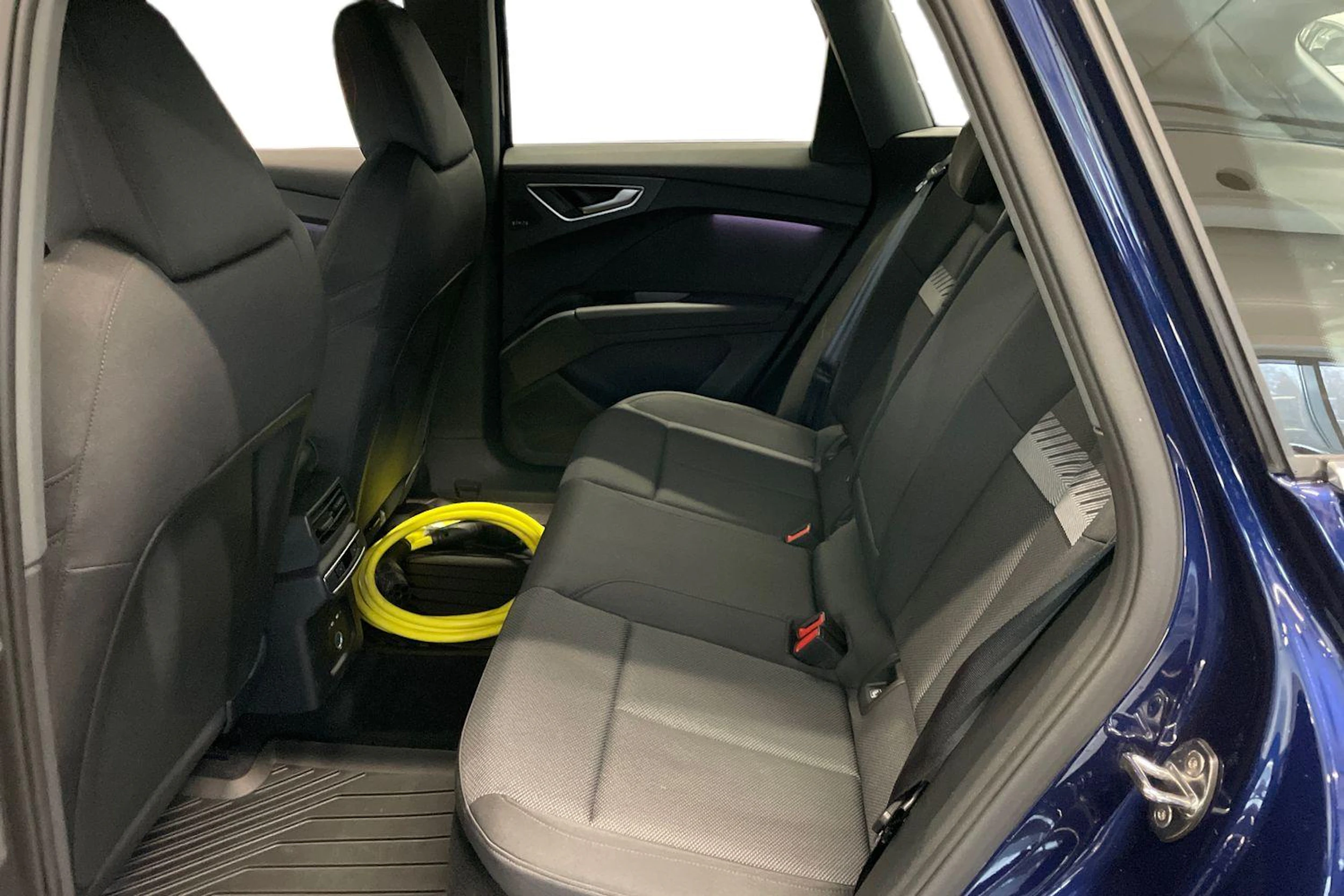 Sininen Audi Q4 e-tron 2024 kuva 8.