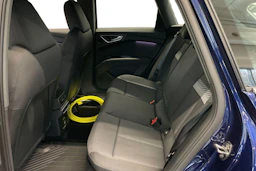Sininen Audi Q4 e-tron 2024 kuva 8.