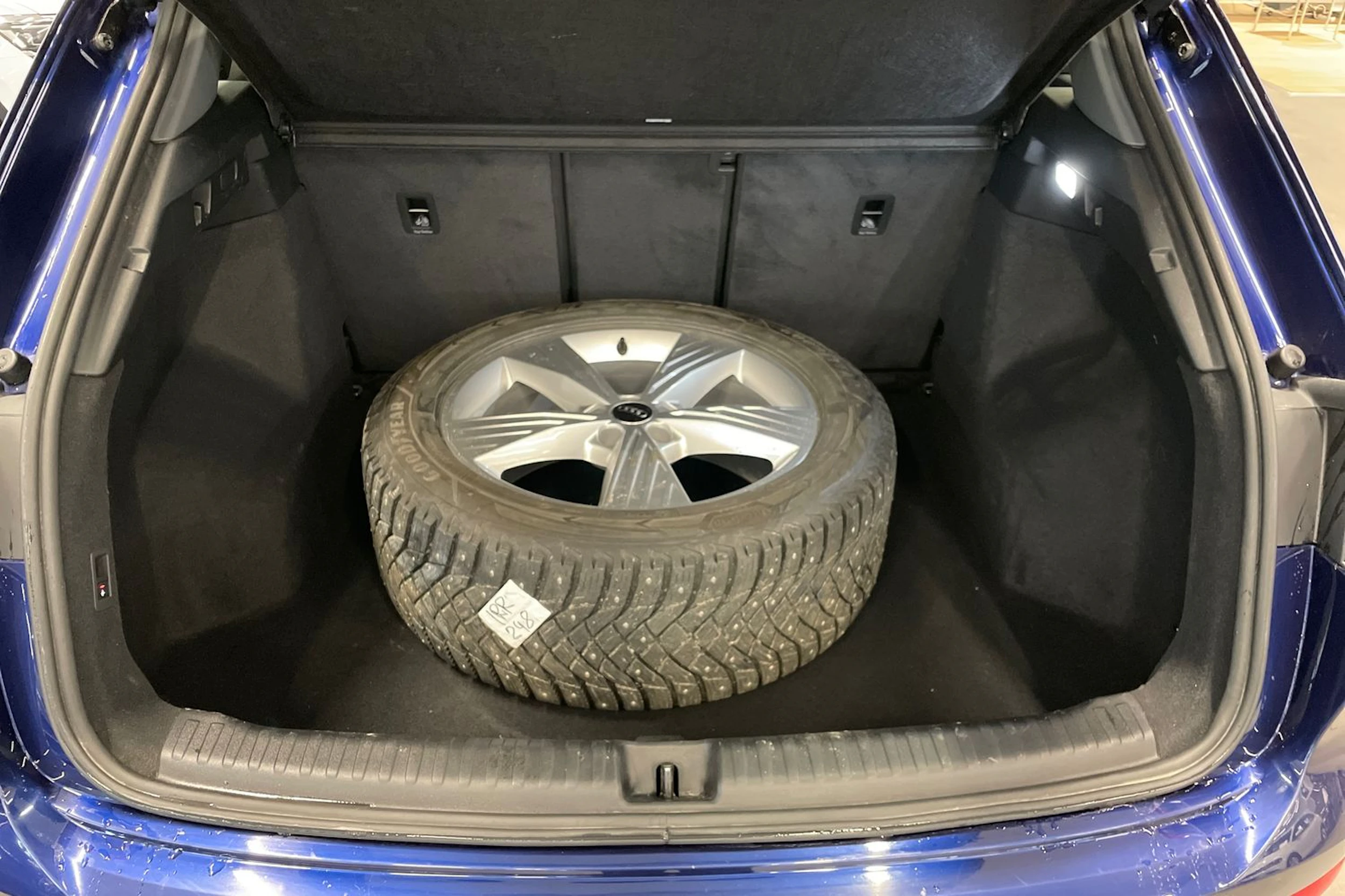 Sininen Audi Q4 e-tron 2024 kuva 11.