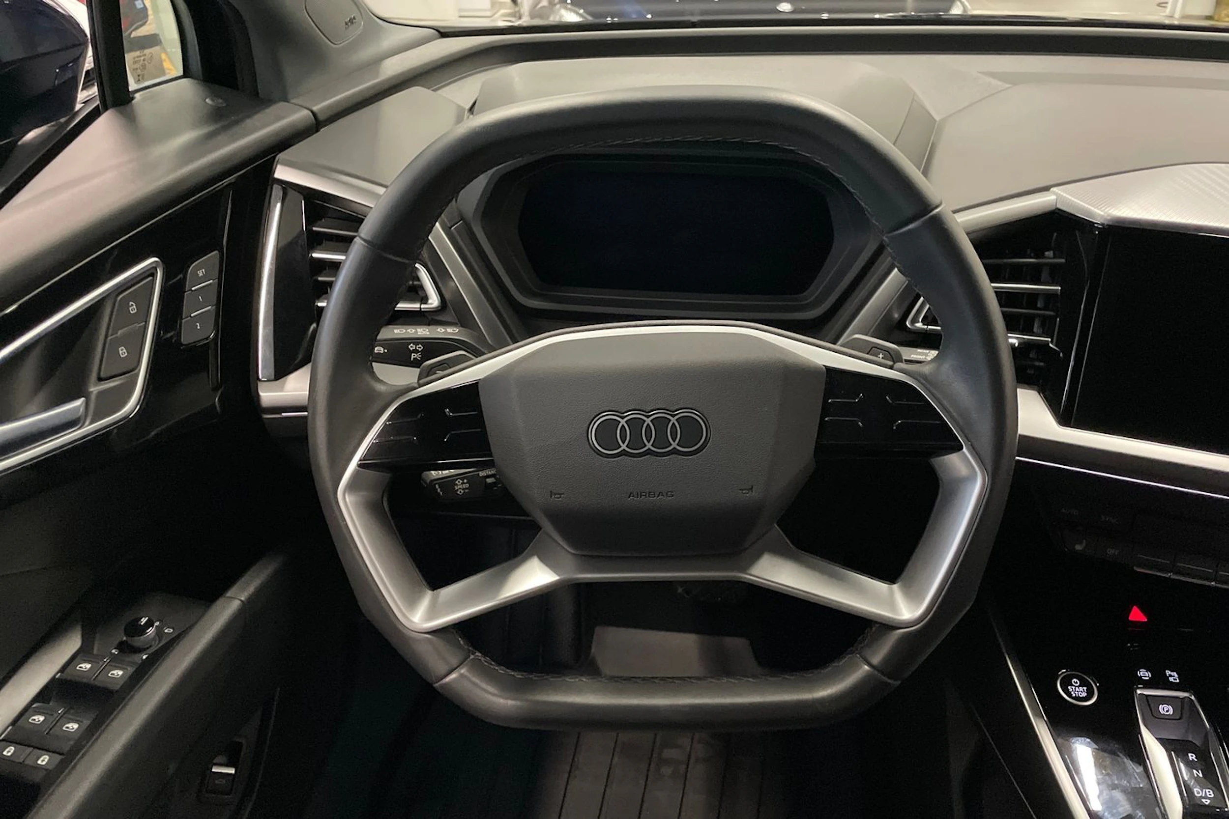 Sininen Audi Q4 e-tron 2024 kuva 13.
