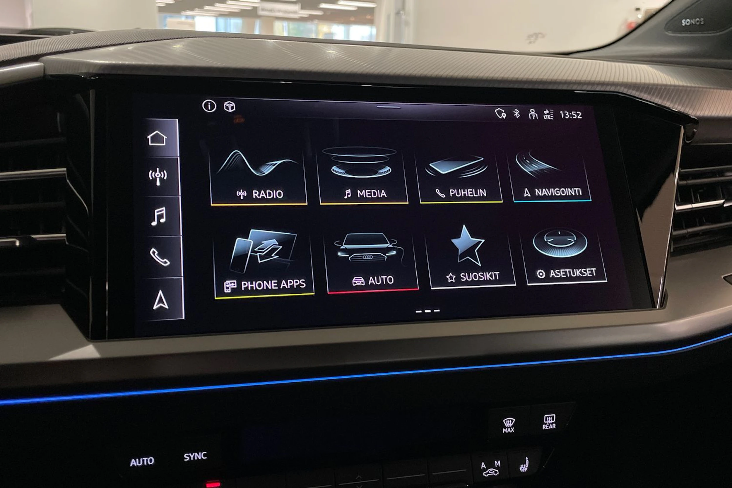 Sininen Audi Q4 e-tron 2024 kuva 17.