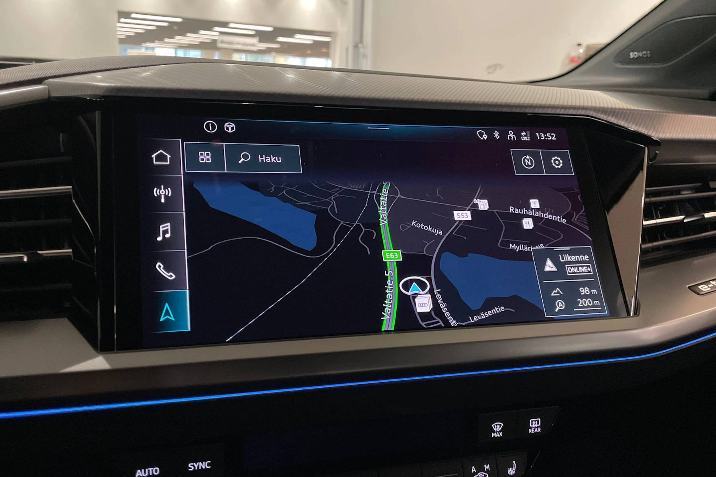 Sininen Audi Q4 e-tron 2024 kuva 18.