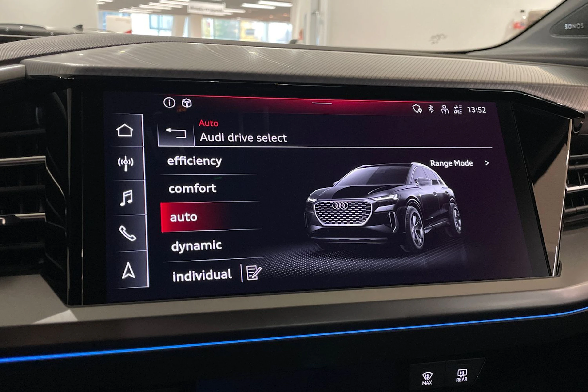 Sininen Audi Q4 e-tron 2024 kuva 19.