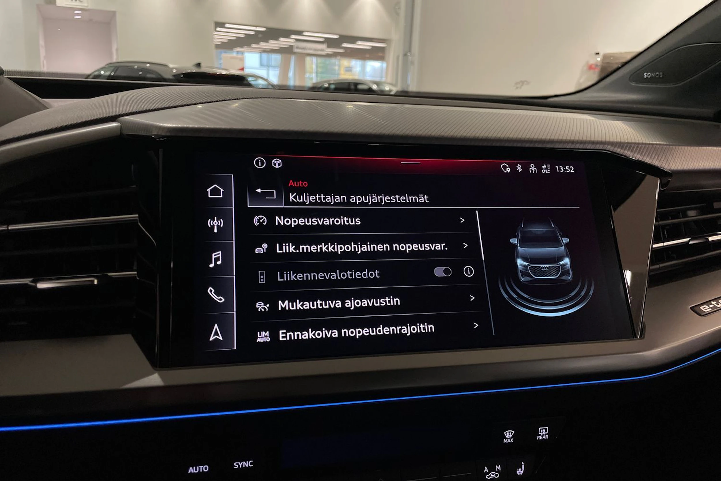 Sininen Audi Q4 e-tron 2024 kuva 20.