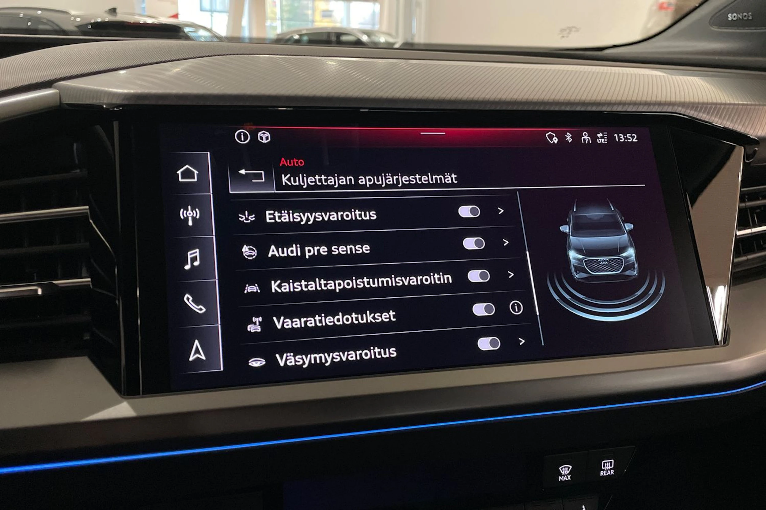 Sininen Audi Q4 e-tron 2024 kuva 21.
