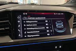Sininen Audi Q4 e-tron 2024 kuva 21.