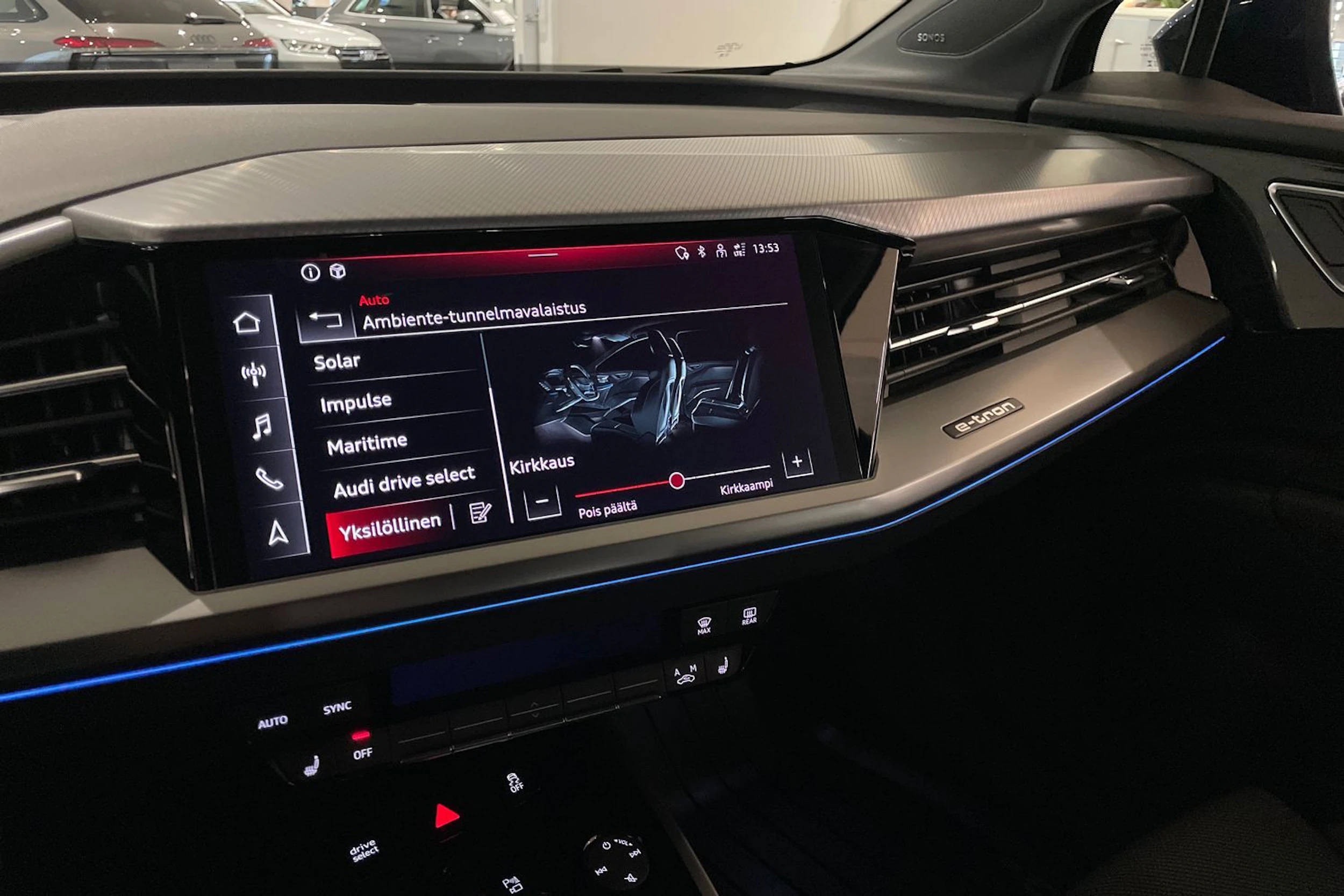 Sininen Audi Q4 e-tron 2024 kuva 23.